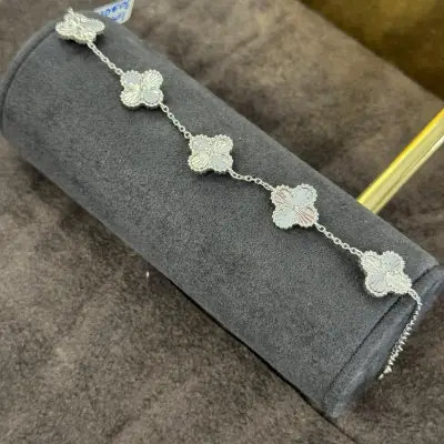 Gümüş Yonca Motifli Kadın Bileklik