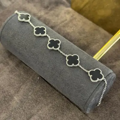 Beş Yonca Motifli Siyah Taşlı Bileklik