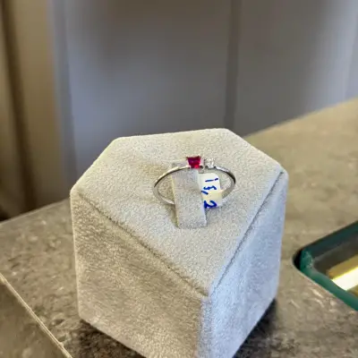 Yakut ve Beyaz Taşlı Yüzük