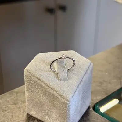 Taşlı Çiçek Motifli Yüzük (17,5 ölçü)