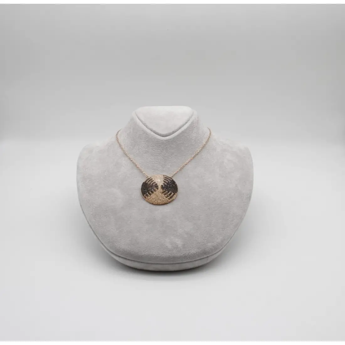 Siyah Beyaz Taşlı Yuvarlak Kolye
