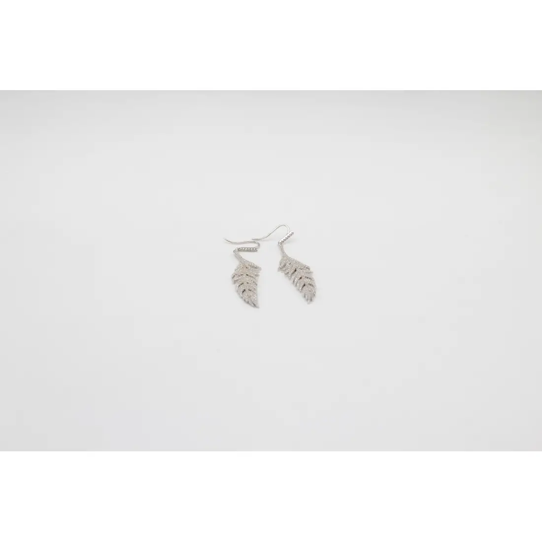 Pırlanta Montürlü Kuş Tüyü Gümüş Küpe