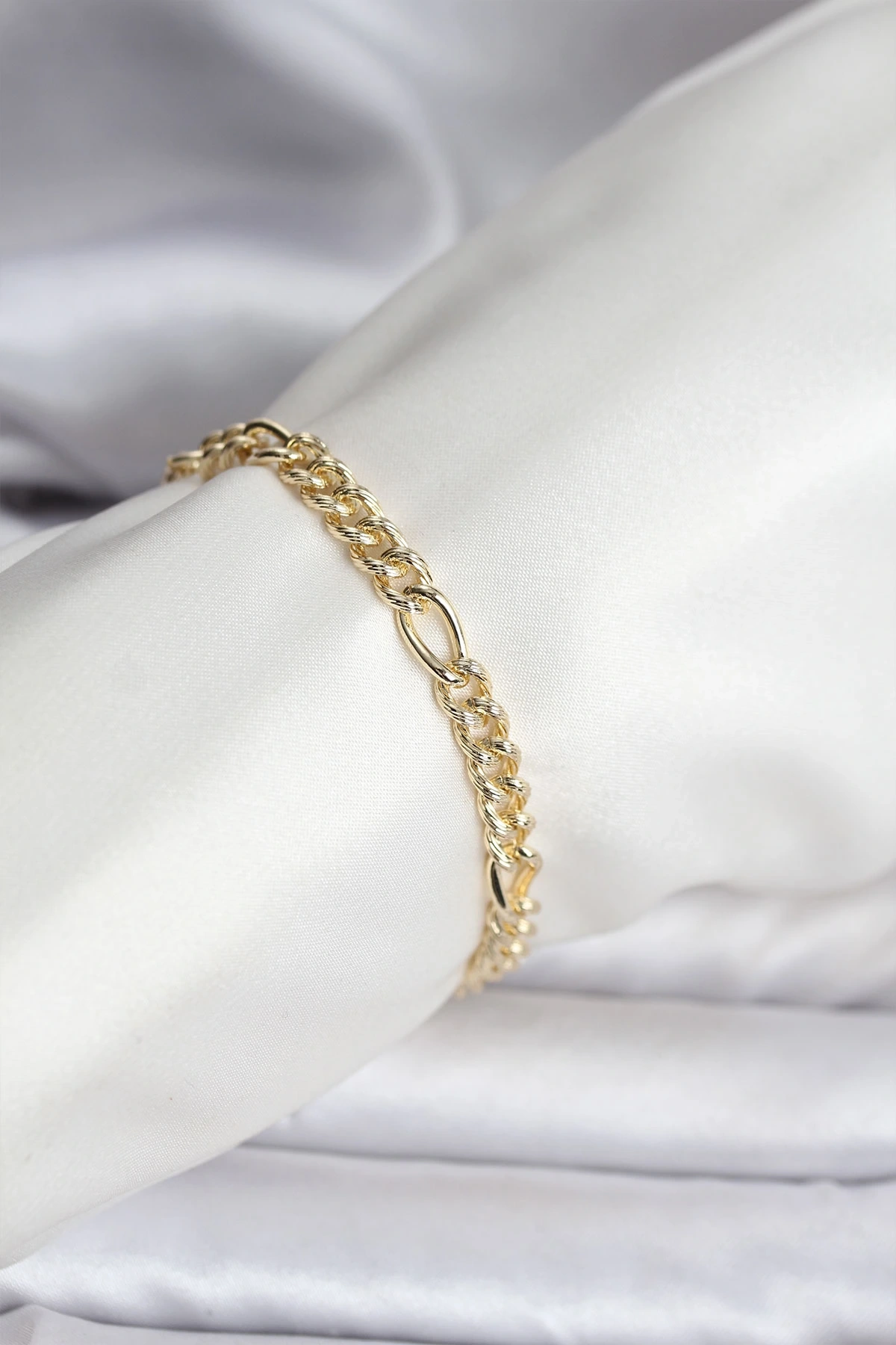 14K Gold Renk Kaplama Lazerli Zincir Model CM Kadın Bileklik