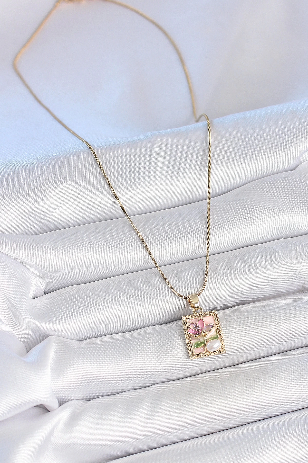 316L Çelik Gold Renk Pembe Mineli Çiçek İşlemeli İnci Detay Portre Model Kadın Kolye