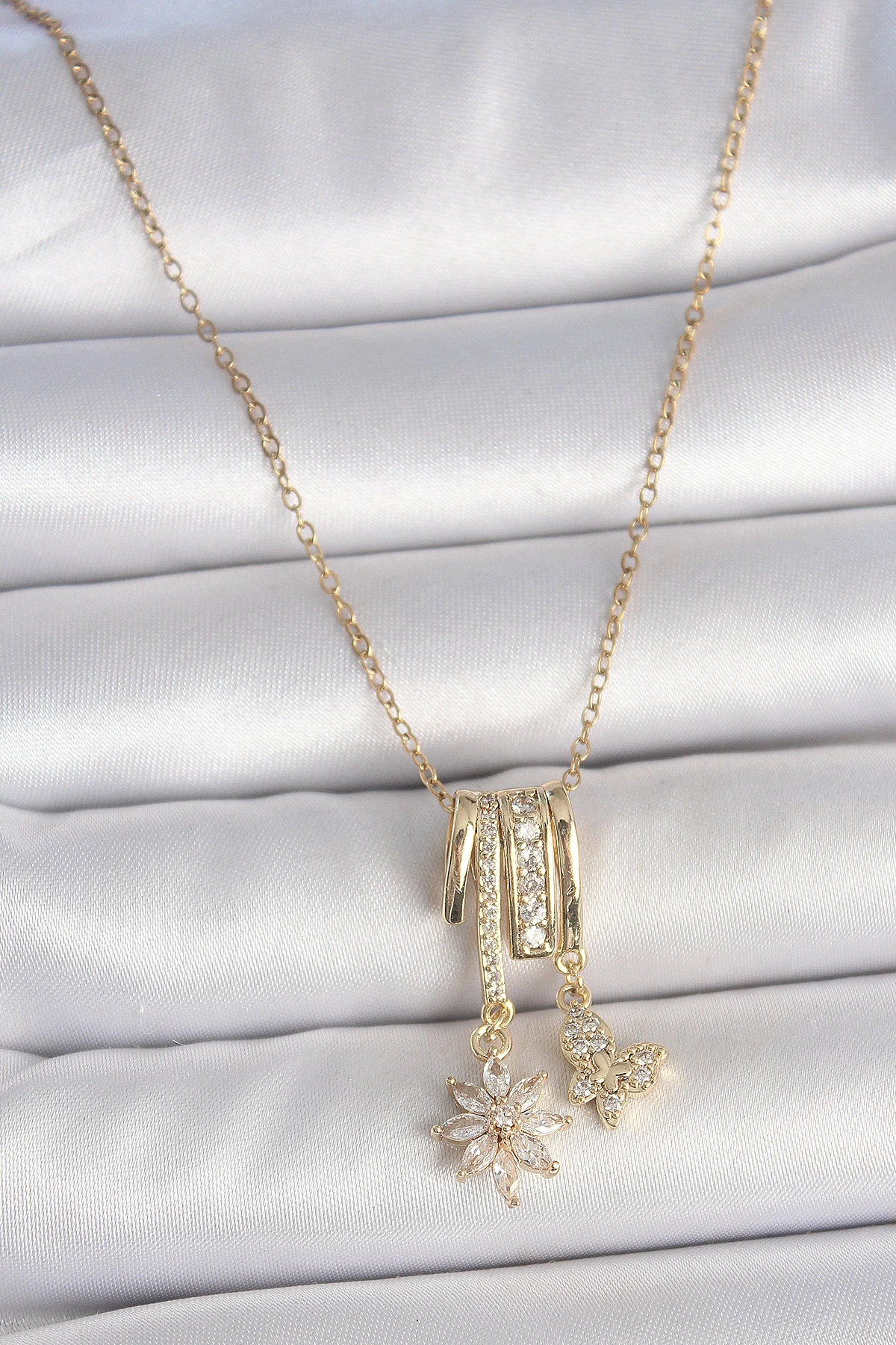 316L Çelik Gold Renk Sallantı Zirkon Taşlı Çiçek Kelebek Figür Charm Kadın Kolye