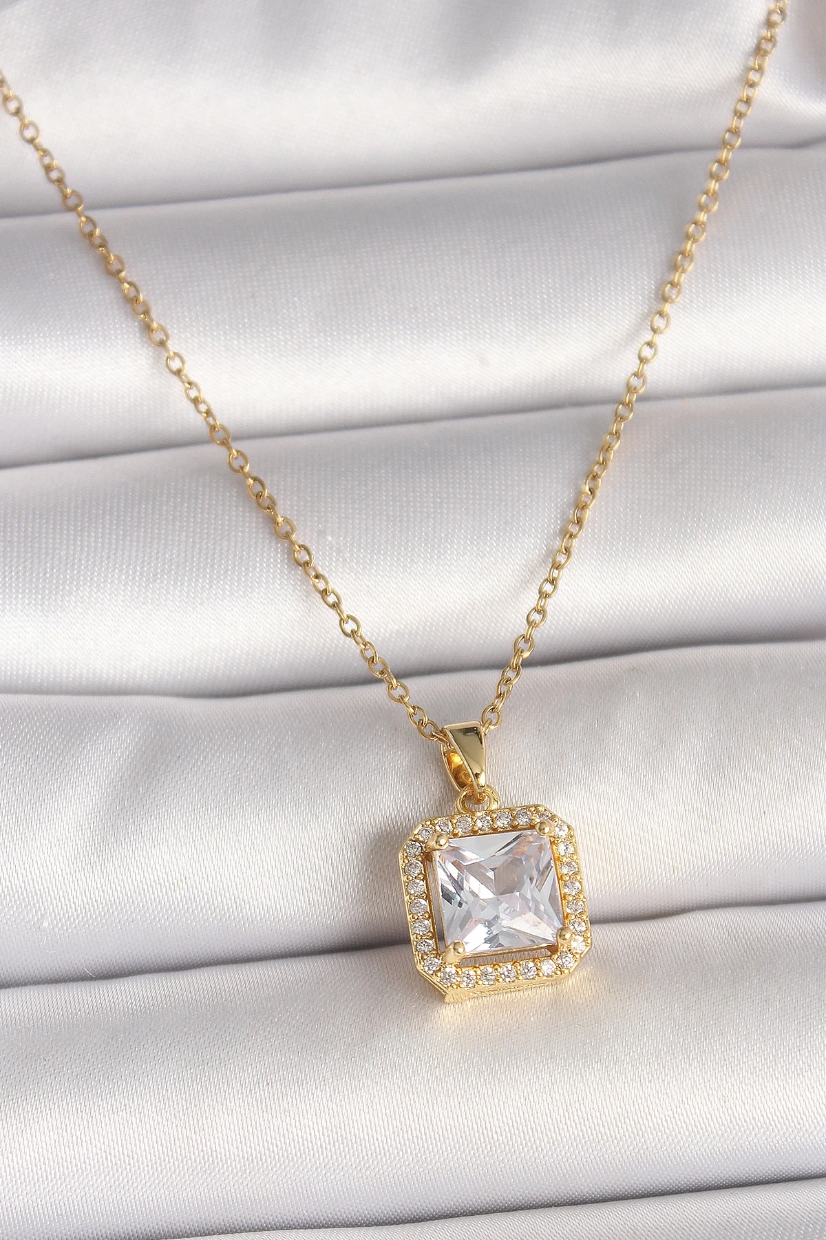 316L Çelik Gold Renk Zincir Kare Zirkon Taşlı Model Kadın Kolye