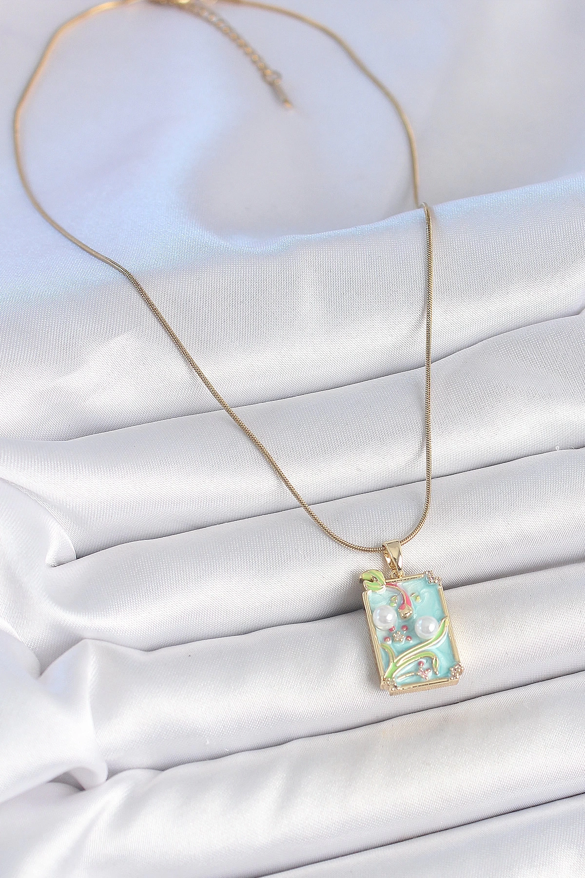 316L Çelik Gold Renk Zincir Mavi Mineli İncili Çiçek İşlemeli Portre Model Kadın Kolye