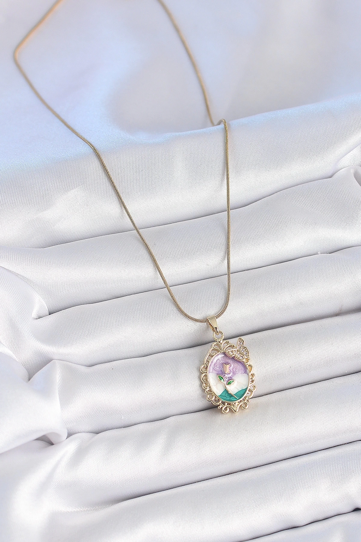 316L Çelik Gold Renk Zincir Mix Renk Mineli Çiçek İşlemeli Zirkon Taş Detaylı Portre Model Kadın Kolye