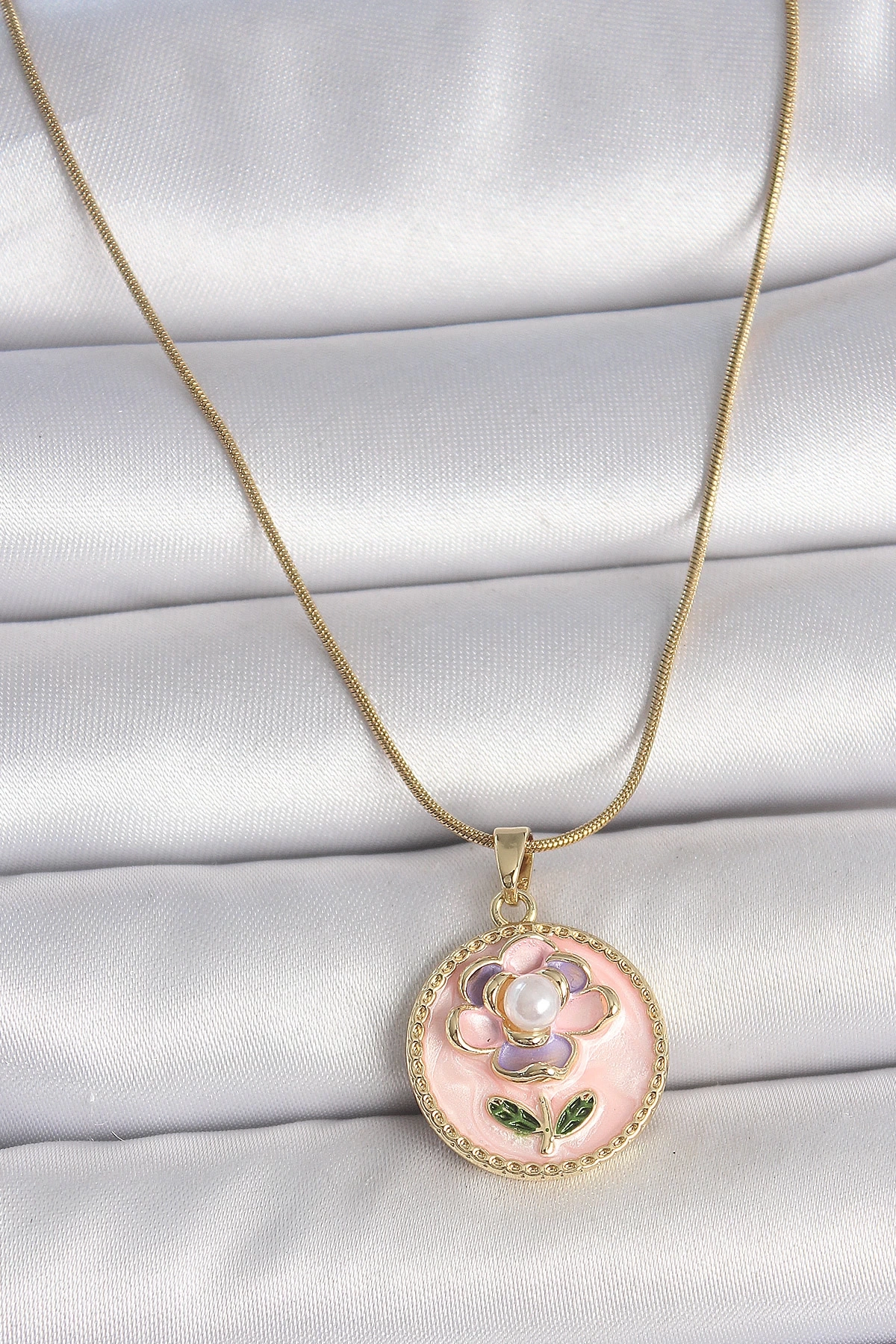 316L Çelik Gold Renk Zincir Pembe Çiçek İşlemeli İnci Detay Portre Model Kadın Kolye