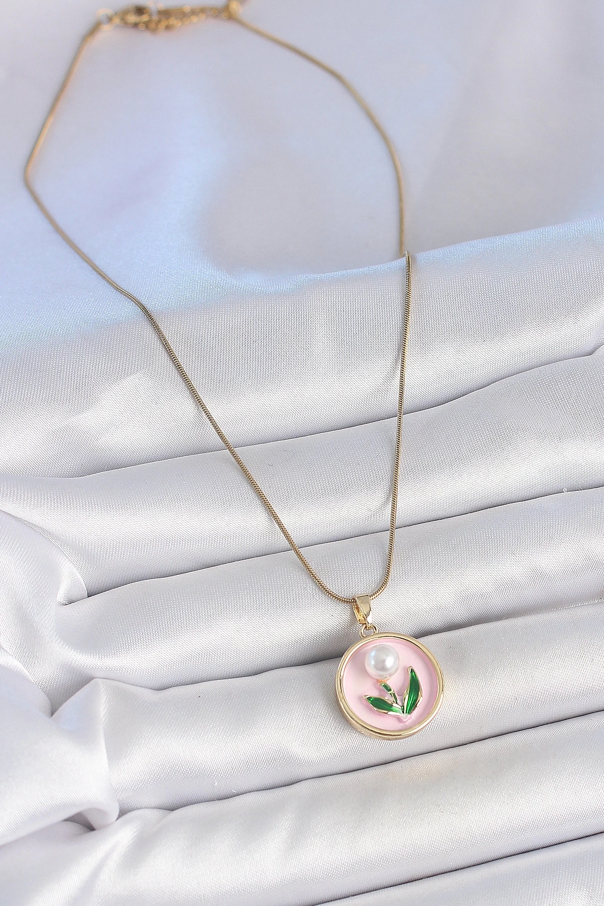 316L Çelik Gold Renk Zincir Pembe Mineli İncili Çiçek İşlemeli Portre Model Kadın Kolye