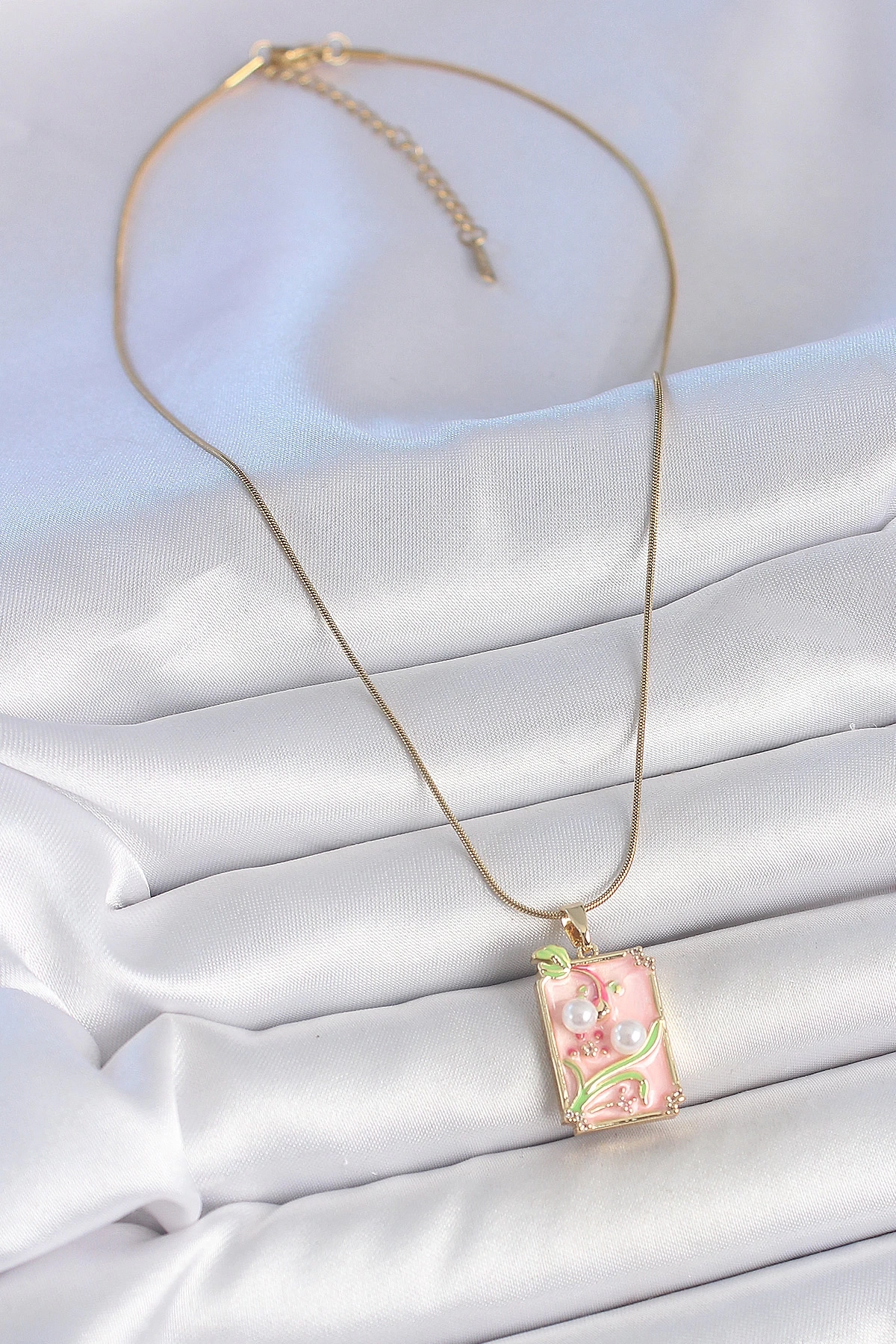 316L Çelik Gold Renk Zincir Pembe Mineli İncli Çiçek İşlemeli Portre Model Kadın Kolye