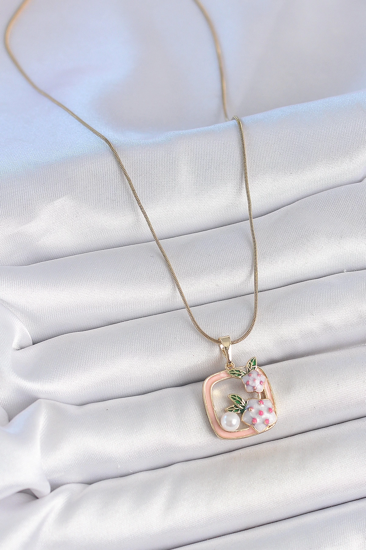 316L Çelik Gold Renk Zincir Pembe Mineli Kare Model Çiçek İşlemeli İnci Detay Kadın Kolye