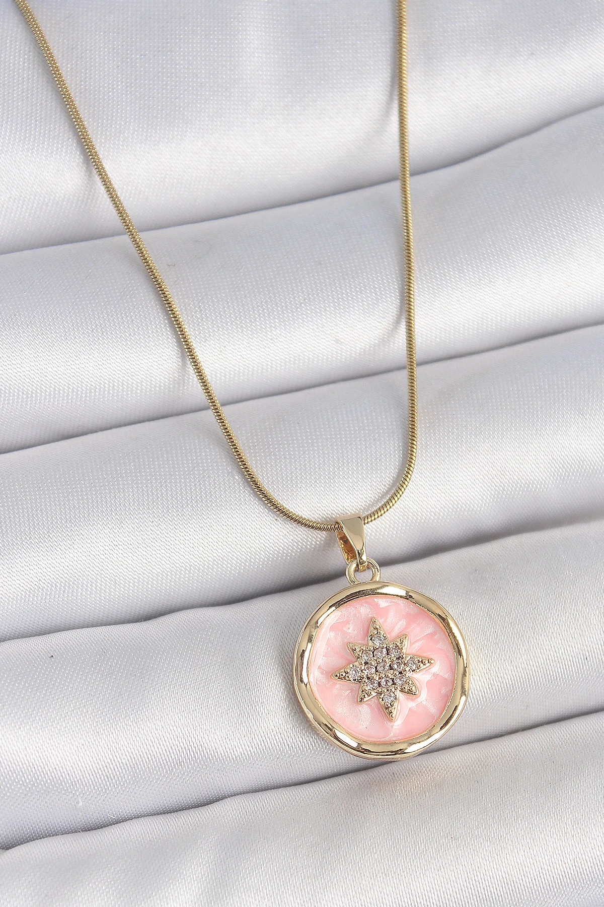 316L Çelik Gold Renk Zincir Pembe Mineli Zirkon Taşlı Kuzey Yıldız İşlemeli Madalyon Model Kadın Kolye