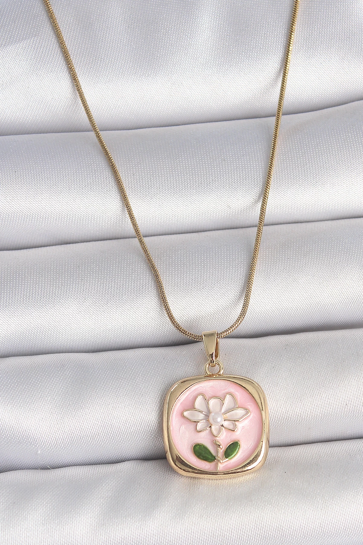 316L Çelik Gold Renk Zincir Pembe Papatya İşlemeli İnci Detay Kadın Kolye