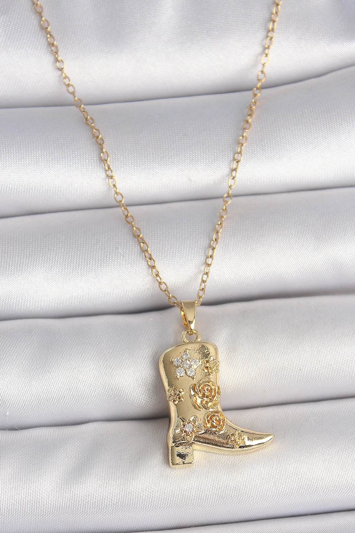 316L Çelik Gold Renk Zirkon Taşlı İşleme Detaylı Çizme Model Kadın Kolye