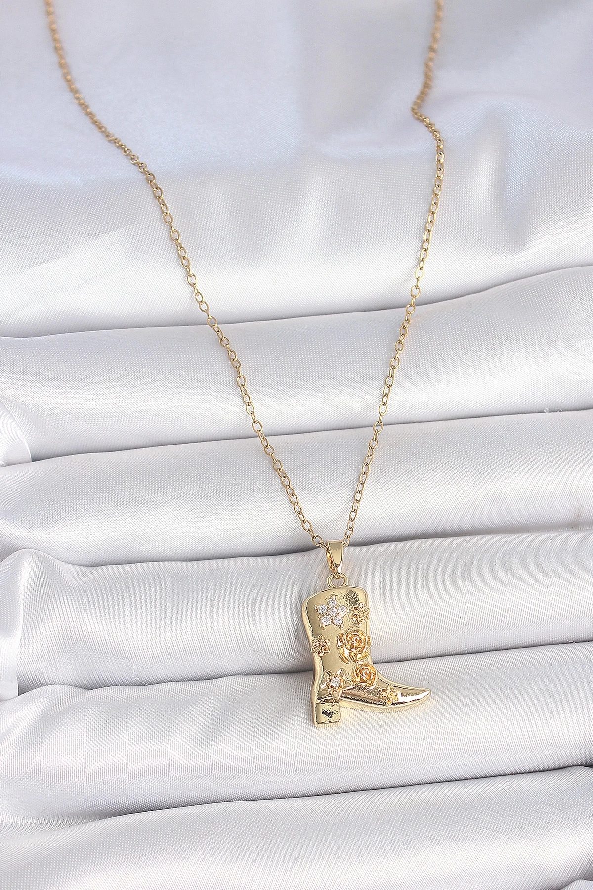 316L Çelik Gold Renk Zirkon Taşlı İşleme Detaylı Çizme Model Kadın Kolye