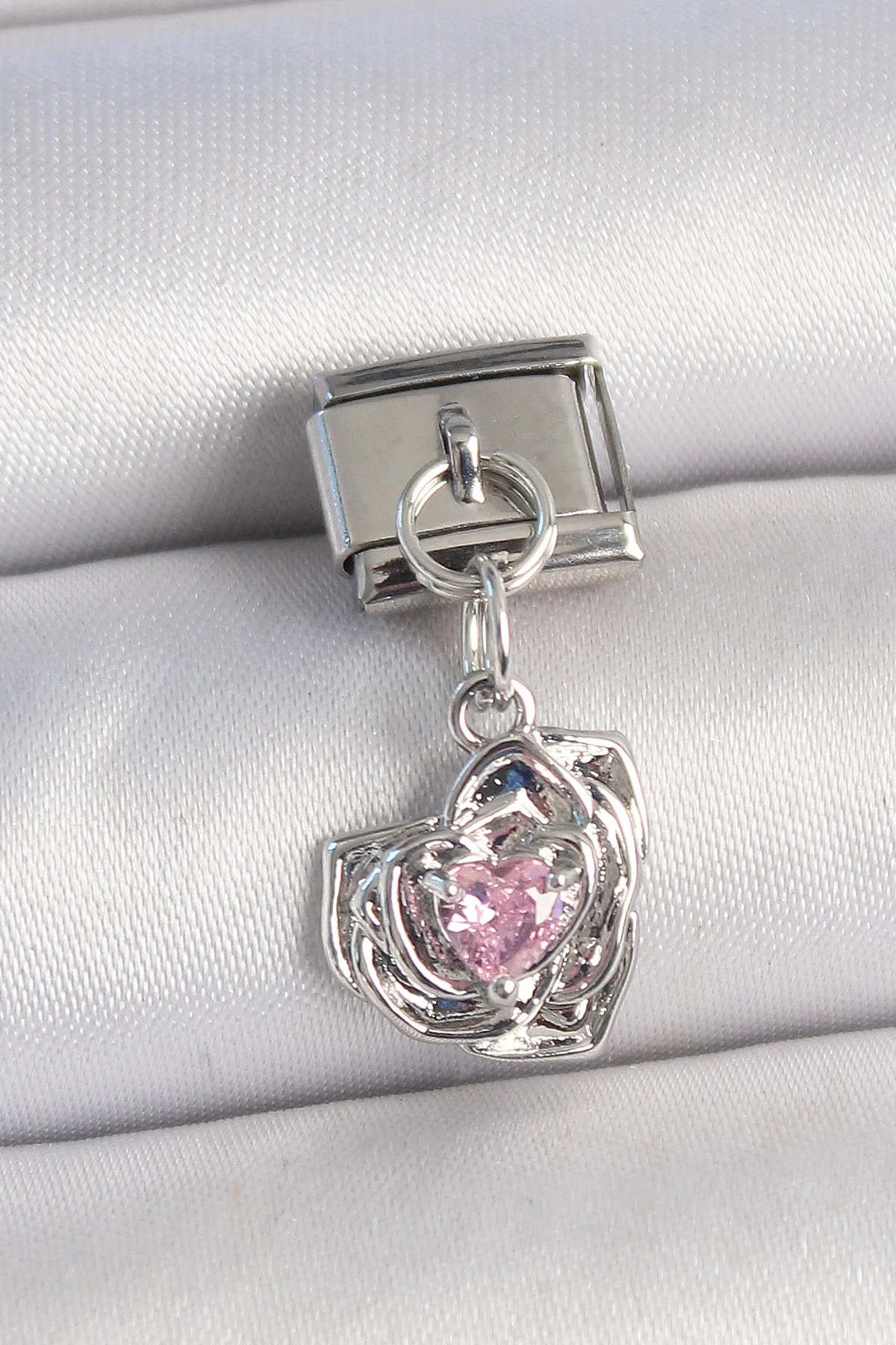 316L Çelik Gümüş Renk Pembe Zirkon Taşlı Kalpli Gül Model Nomination Charm