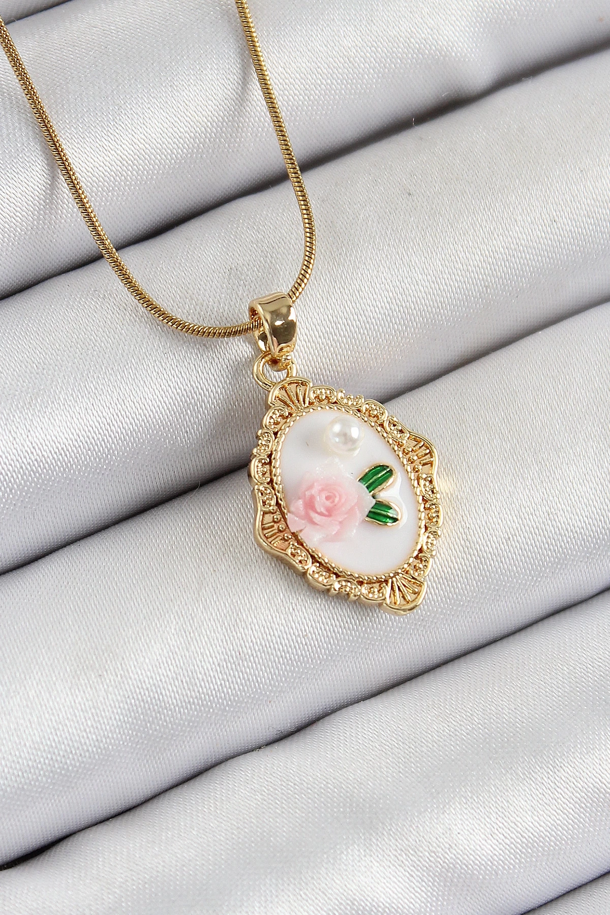 316L Çelik Zincir Beyaz Sanatsal Portre İnci Detaylı Gül Figürlü Model Gold Renk Kadın Kolye