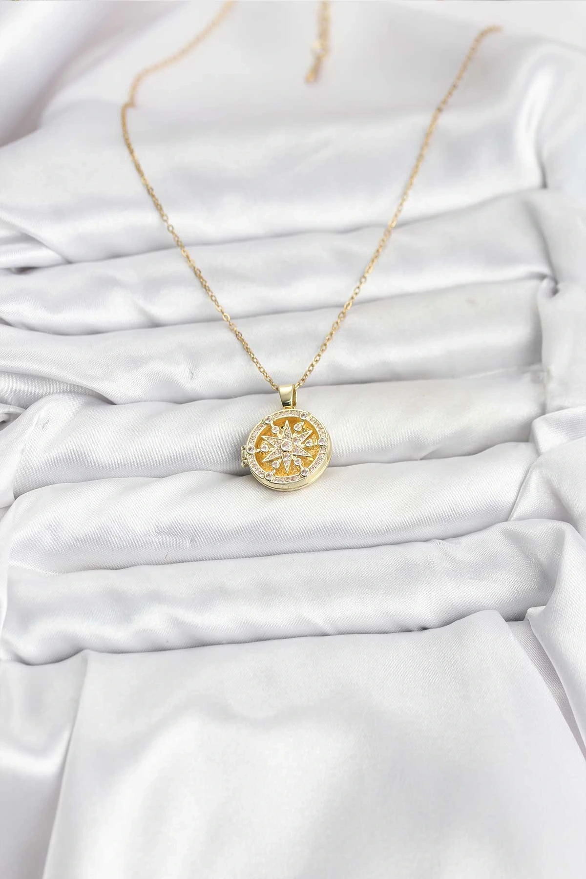 316L Çelik Zincir Gold Renk Kutup Yıldızı Kapaklı Model Kadın Kolye