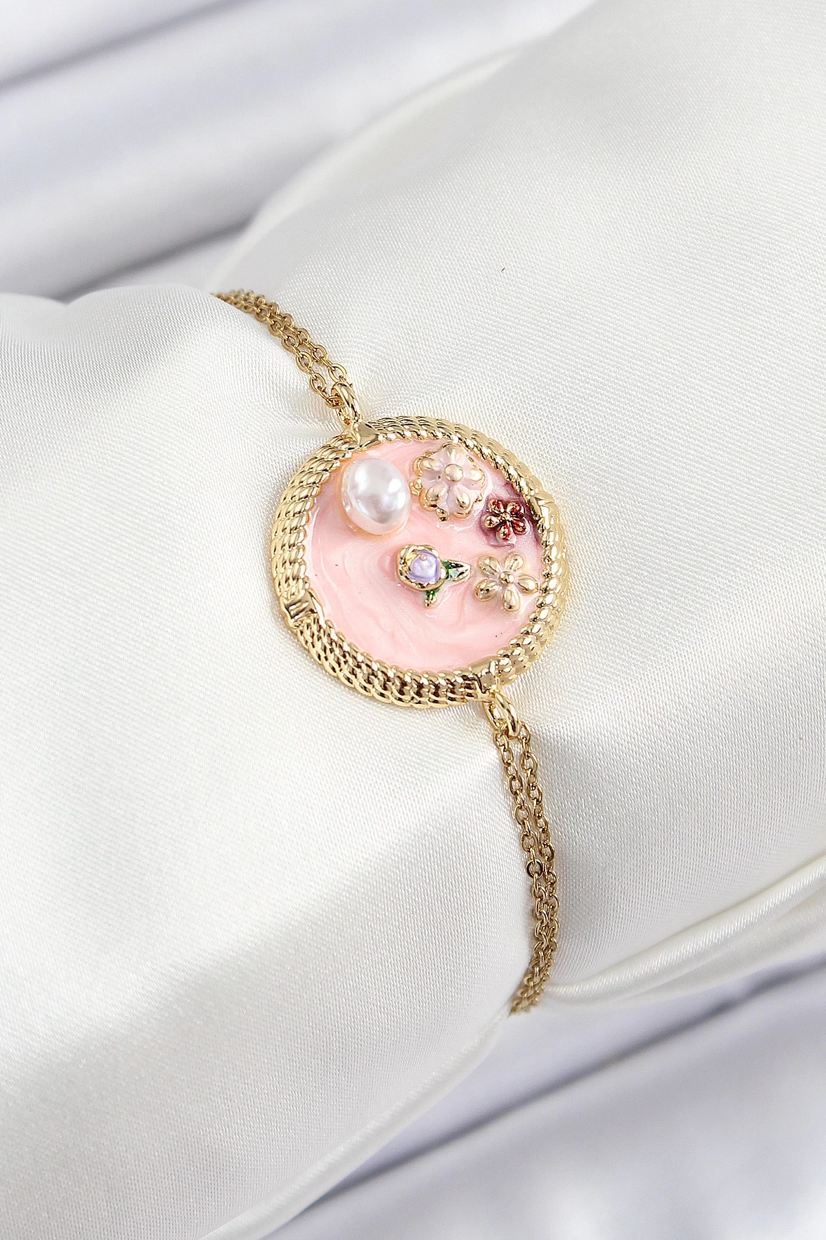 316L Çelik Zincir Pembe Mineli Sanatsal Portre İnci Detaylı Çiçek Model Gold Renk Kadın Bileklik
