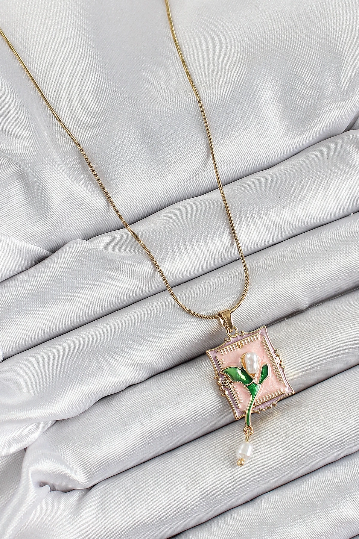 316L Çelik Zincir Pembe Sanatsal Portre Sallantılı İnci Detaylı Lale Model Gold Renk Kadın Kolye