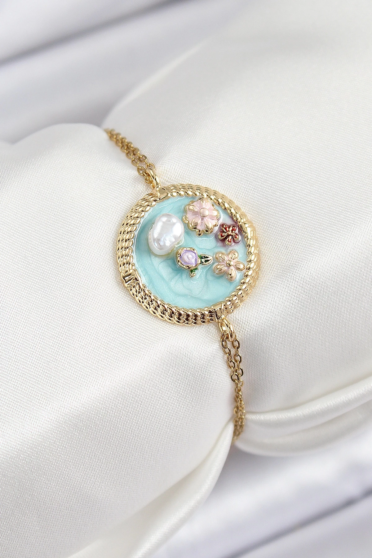 316L Çelik Zincir Turkuaz Mineli Sanatsal Portre İnci Detaylı Çiçek Model Gold Renk Kadın Bileklik