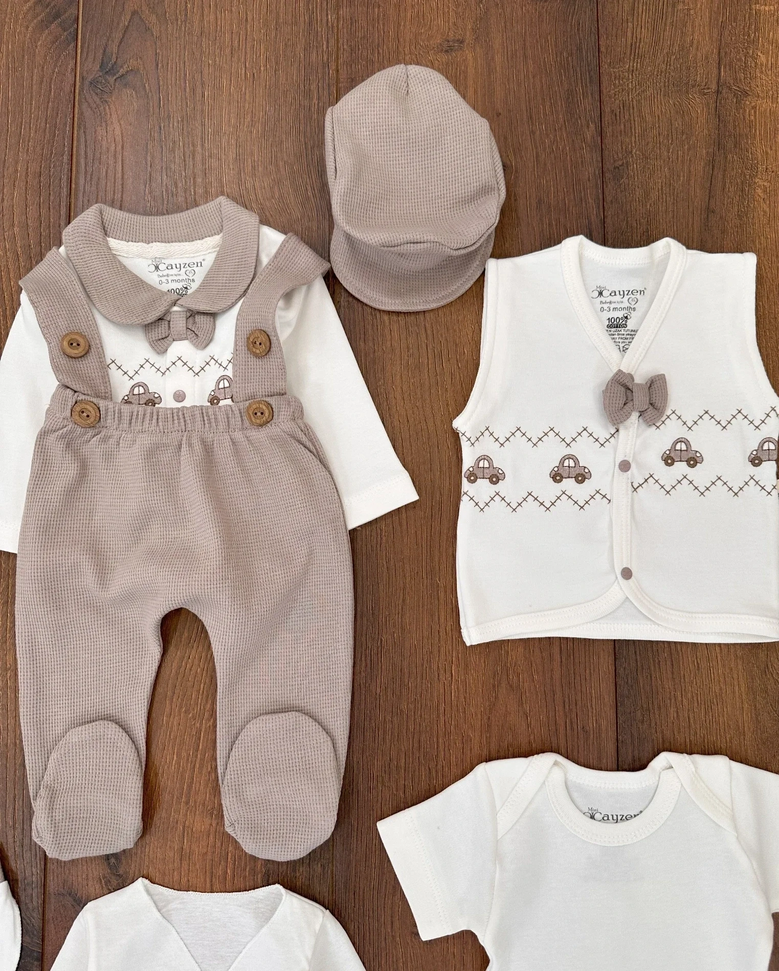 Araba Desenli Papyonlu 10 Parça Erkek Bebek Hastane Çıkışı Kutulu %100 Pamuk