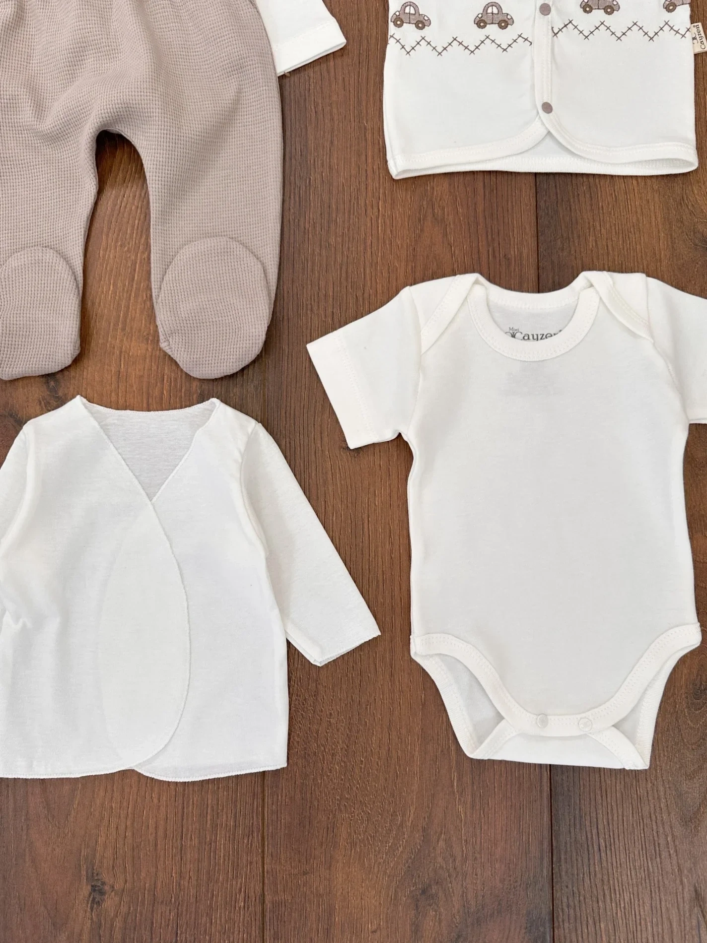 Araba Desenli Papyonlu 10 Parça Erkek Bebek Hastane Çıkışı Kutulu %100 Pamuk