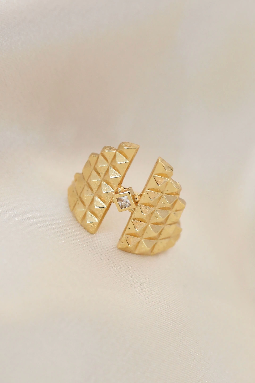 Ayarlamalı Gold Renk Metal Zirkon Taşlı Piramit Yüzük