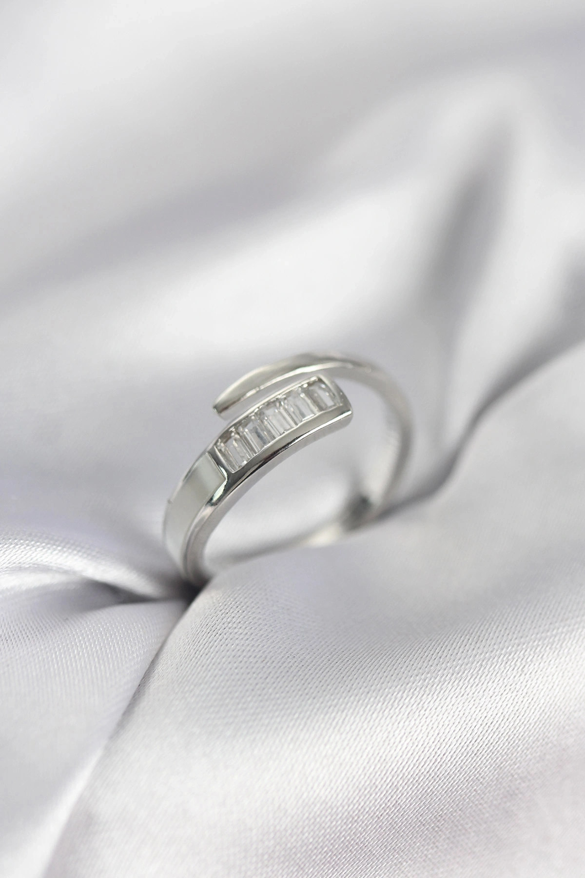 Baget Zirkon Taşlı Gümüş Renk Kadın Yüzük