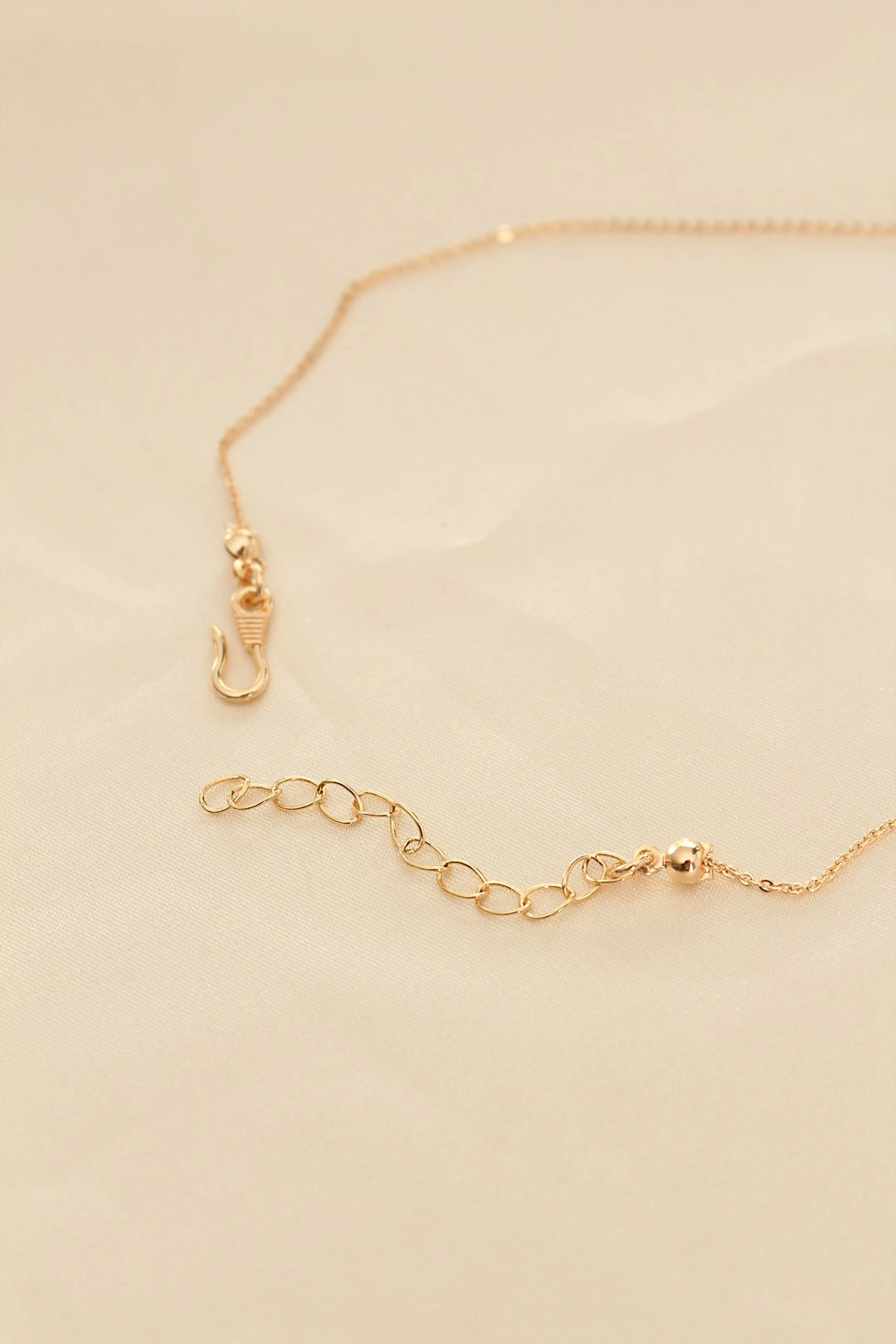 Beyaz Sedefli Kelebek Figürlü Kadın Kolye