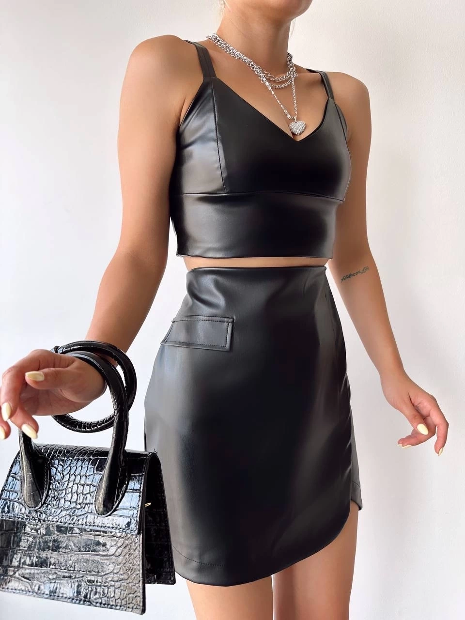 Cep detaylı oval kapaklı deri etek siyah h240048