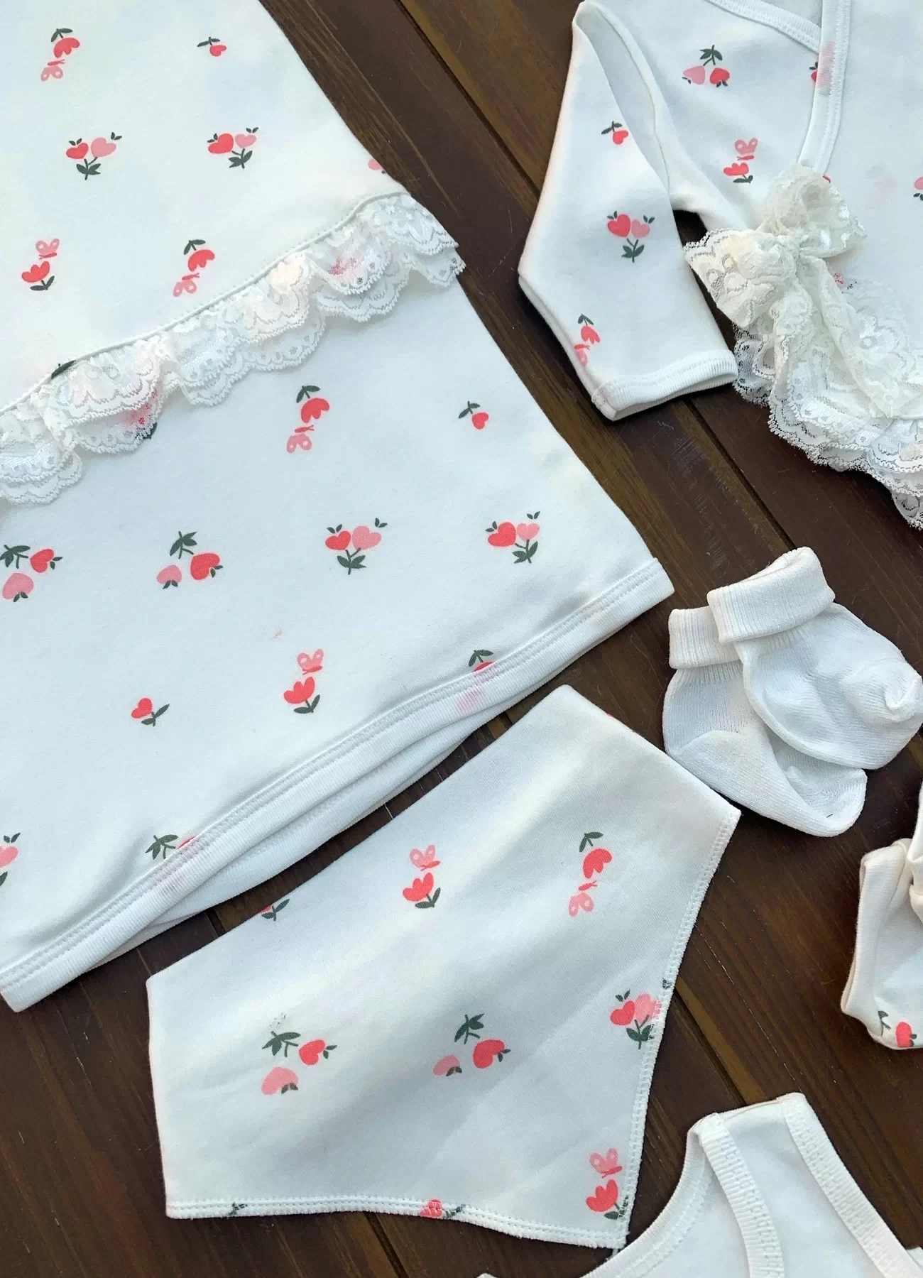 Çiçek Desenli Dantel İşlemeli %100 Pamuk Kız Bebek 8li Hastane Çıkışı