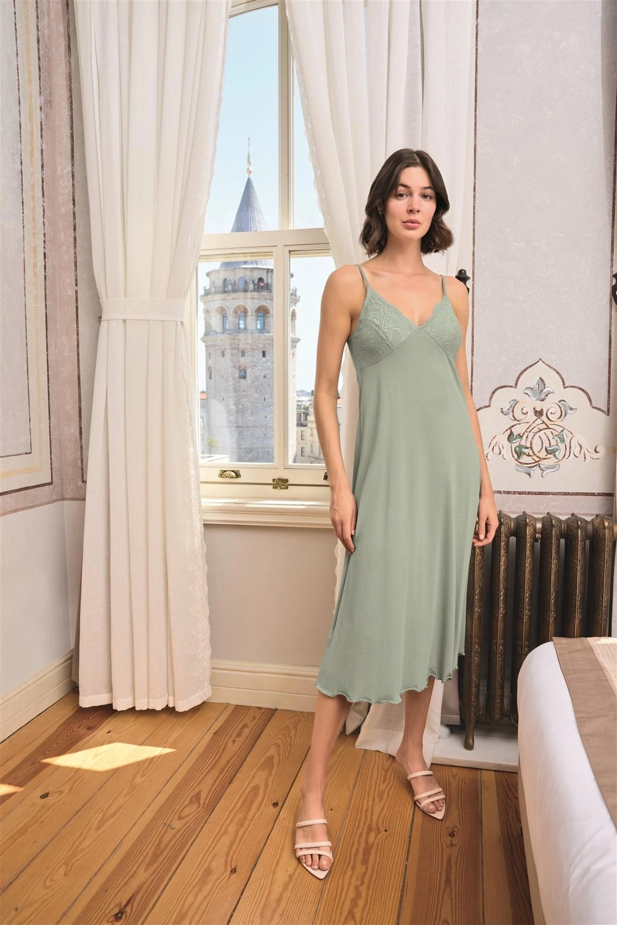 Çiçek Ve Yaprak Desenli Dantelli Ve Dekolteli Sabahlık Takımı