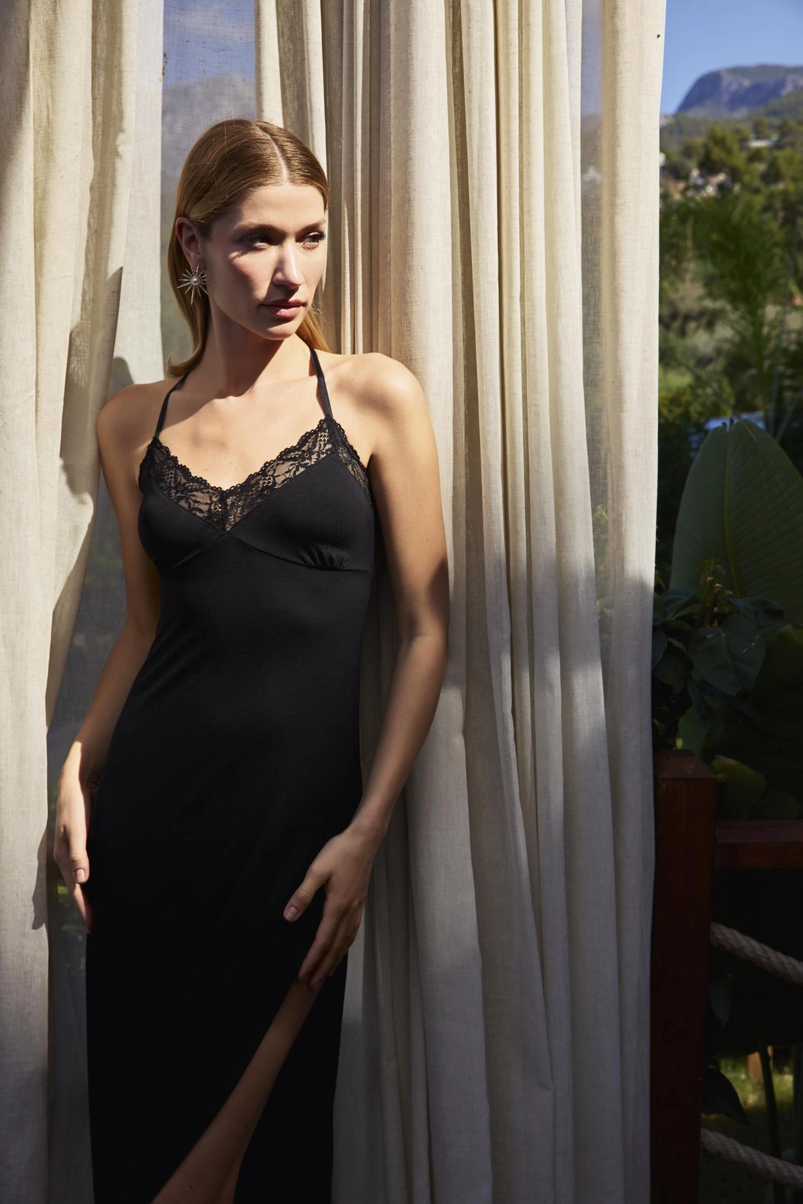 Dantelli Ve Dekolteli Yırtmaçlı Gecelik