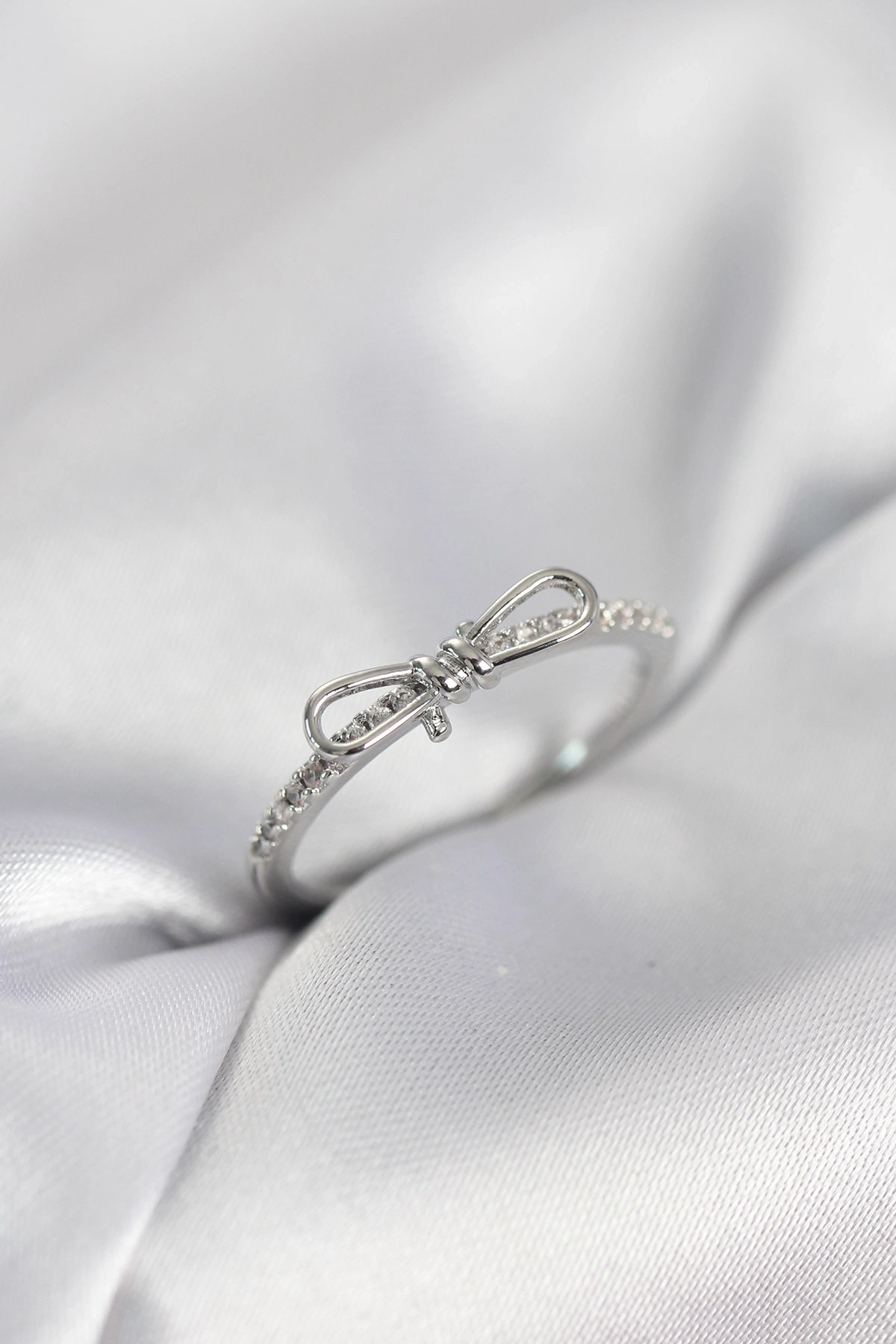 Fiyonk Model Zirkon Taşlı Gümüş Renk Kadın Yüzük