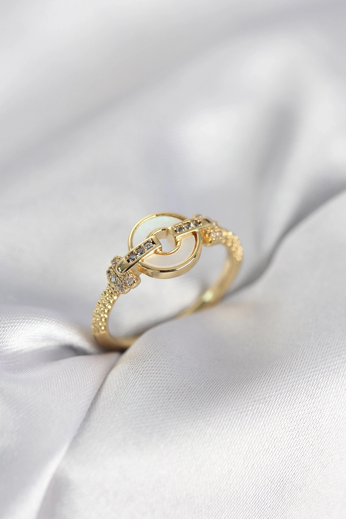 Gold Renk Daire Form Sedef ve Zirkon Taşlı Kadın Yüzük