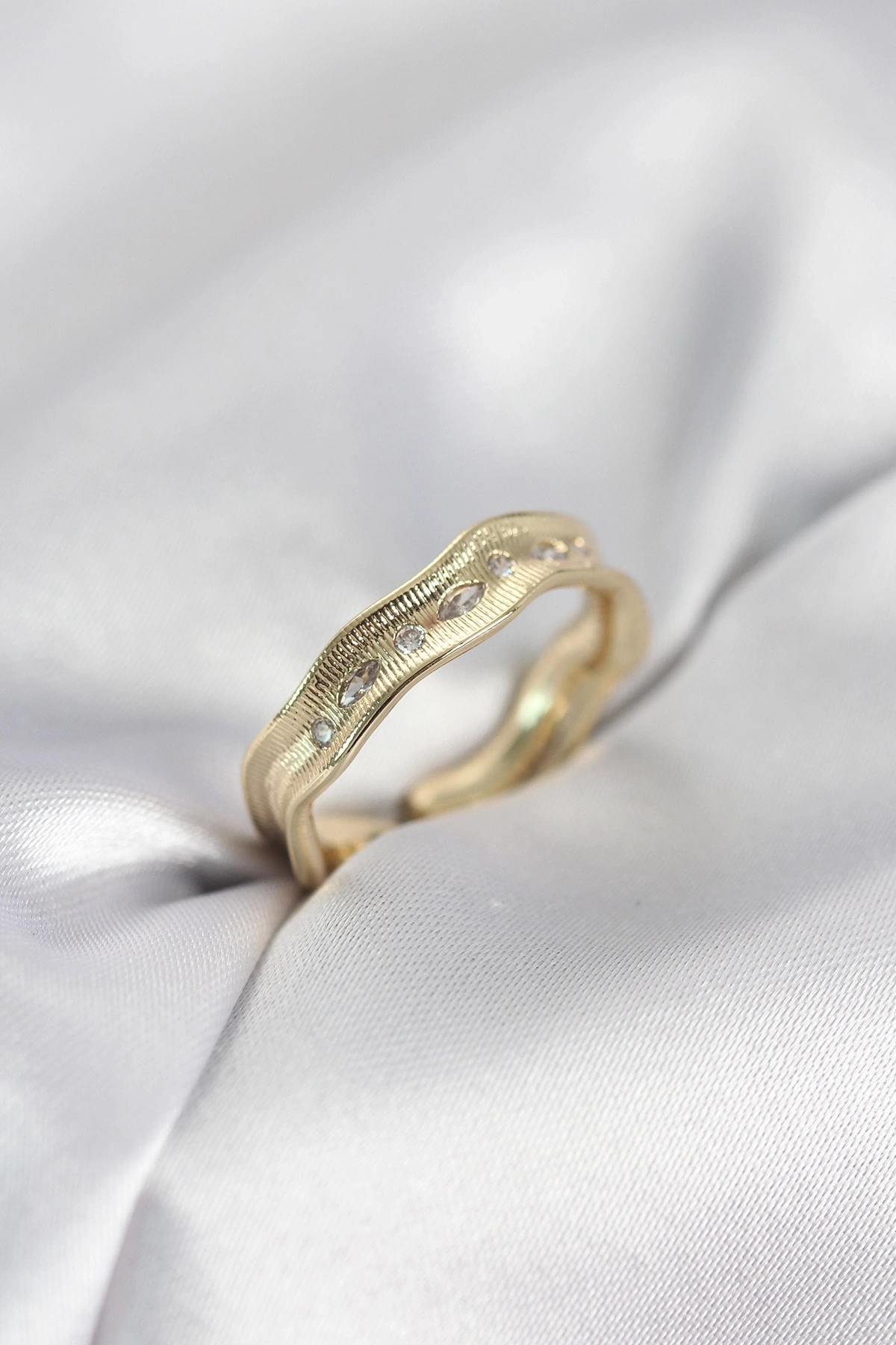 Gold Renk Su Damlası Model Zirkon Taşlı Kadın Yüzük