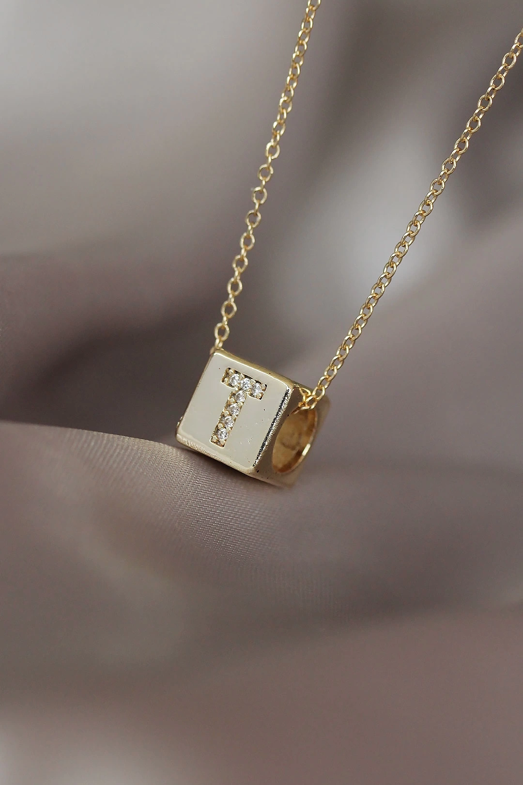 Gold Renkli Küp Model Zirkon Taşlı T Harfli Kolye