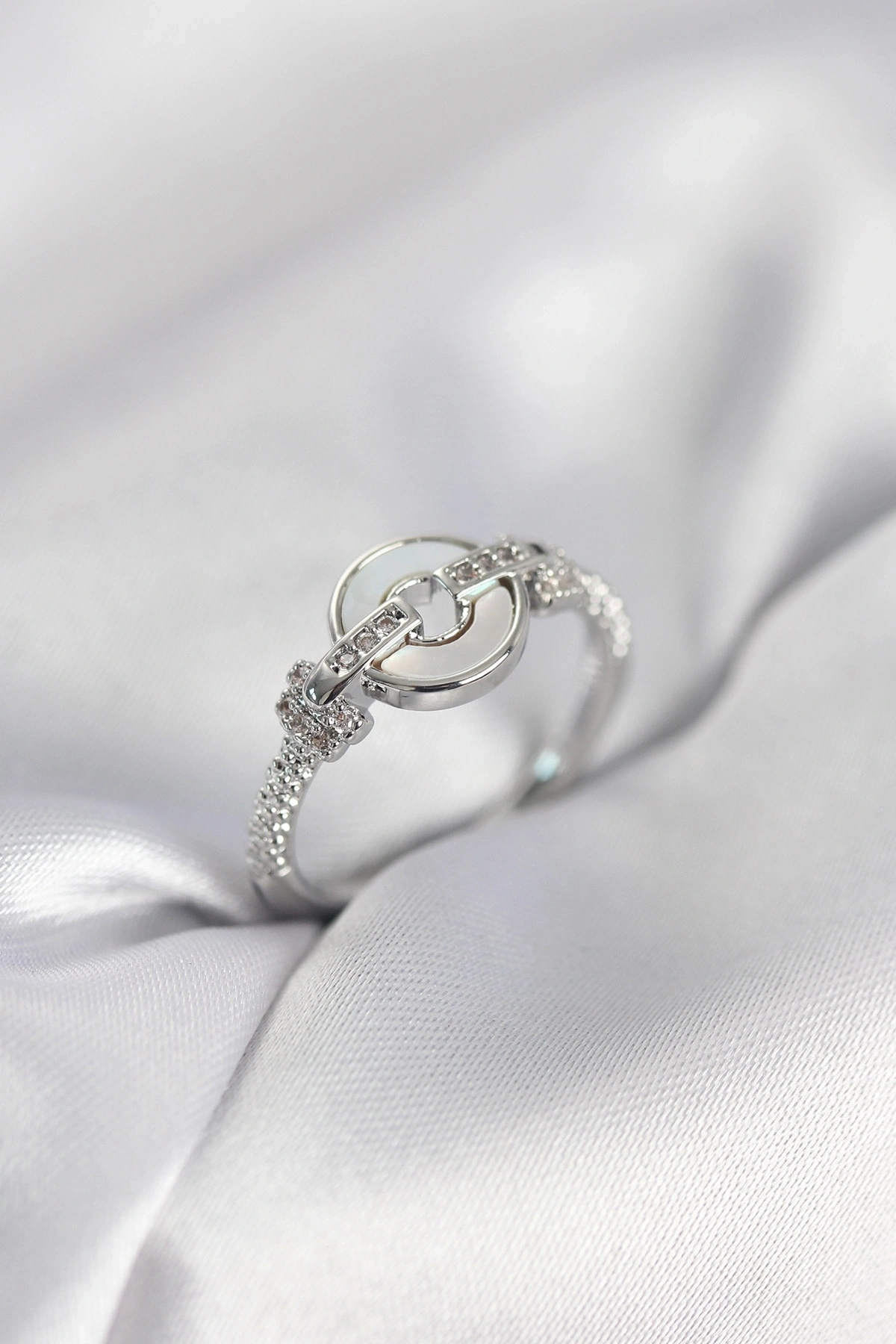 Gümüş Renk Daire Form Sedef ve Zirkon Taşlı Kadın Yüzük