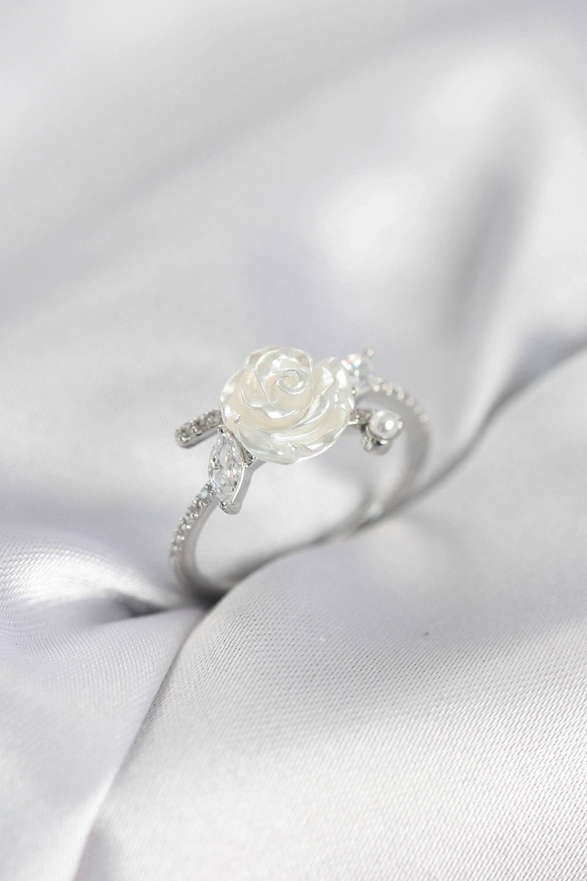 Gümüş Renk Gül Model Zirkon Taşlı Kadın Yüzük