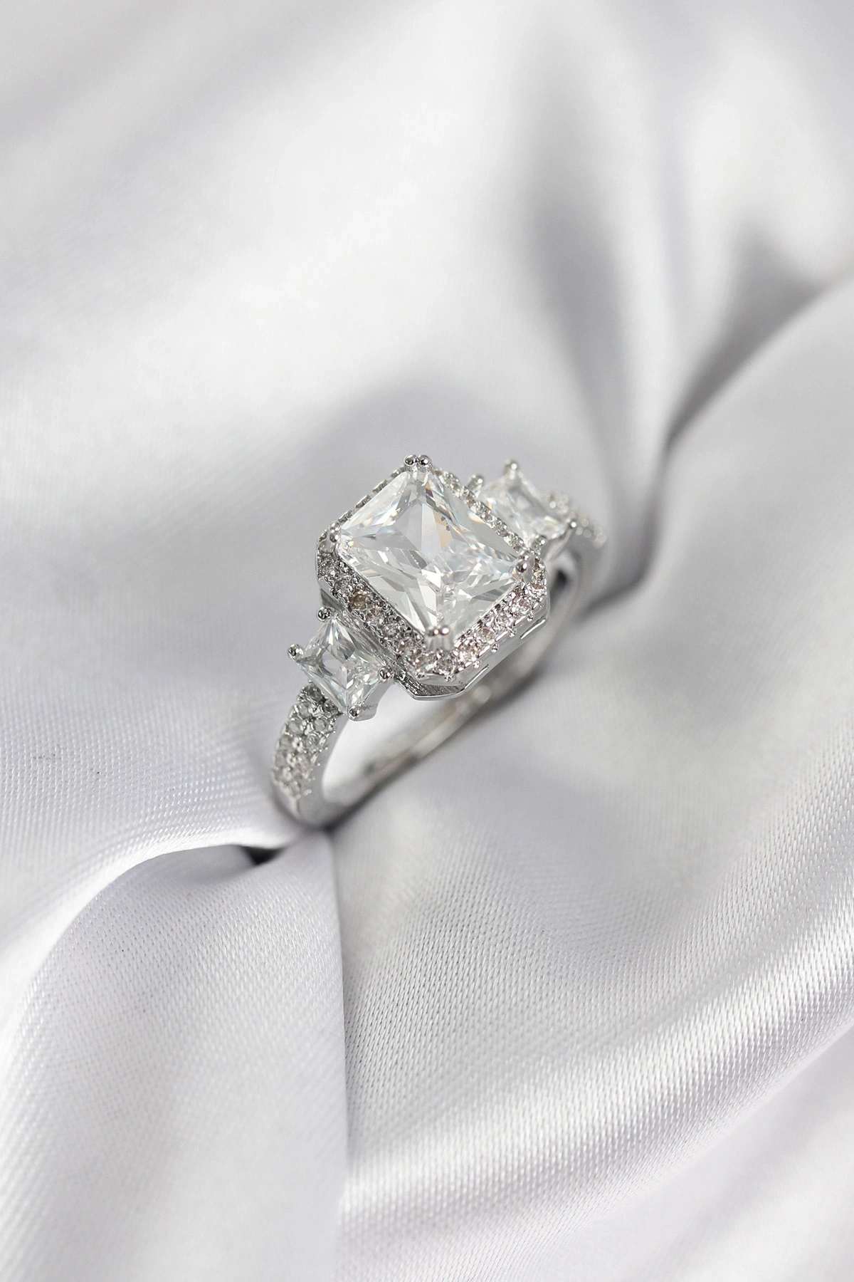 Gümüş Renk Kare Baget Zirkon Taşlı Tek Taş Model Kadın Yüzük