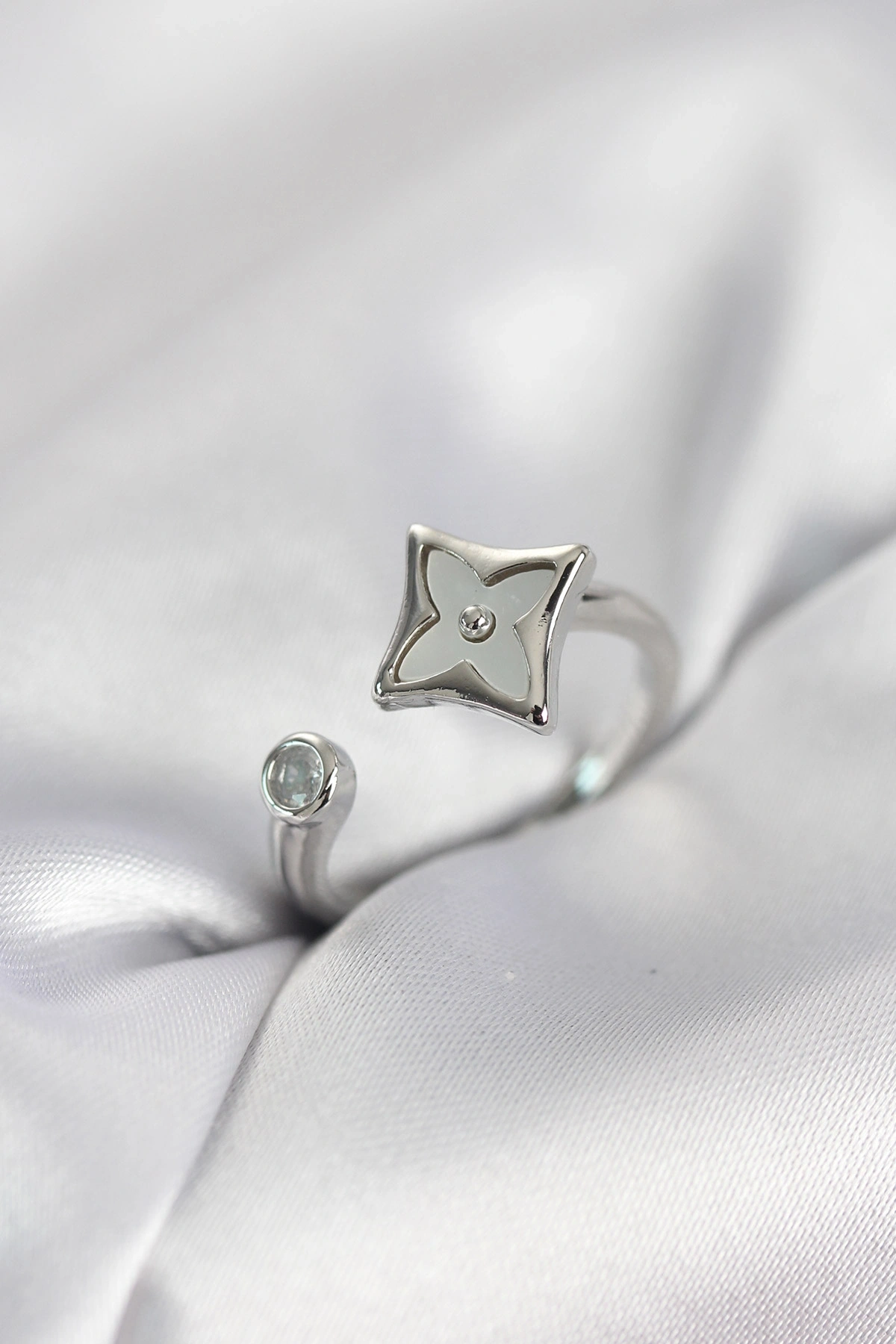 Gümüş Renk Köşeli Yonca Model Zirkon Taşlı Kadın Yüzük