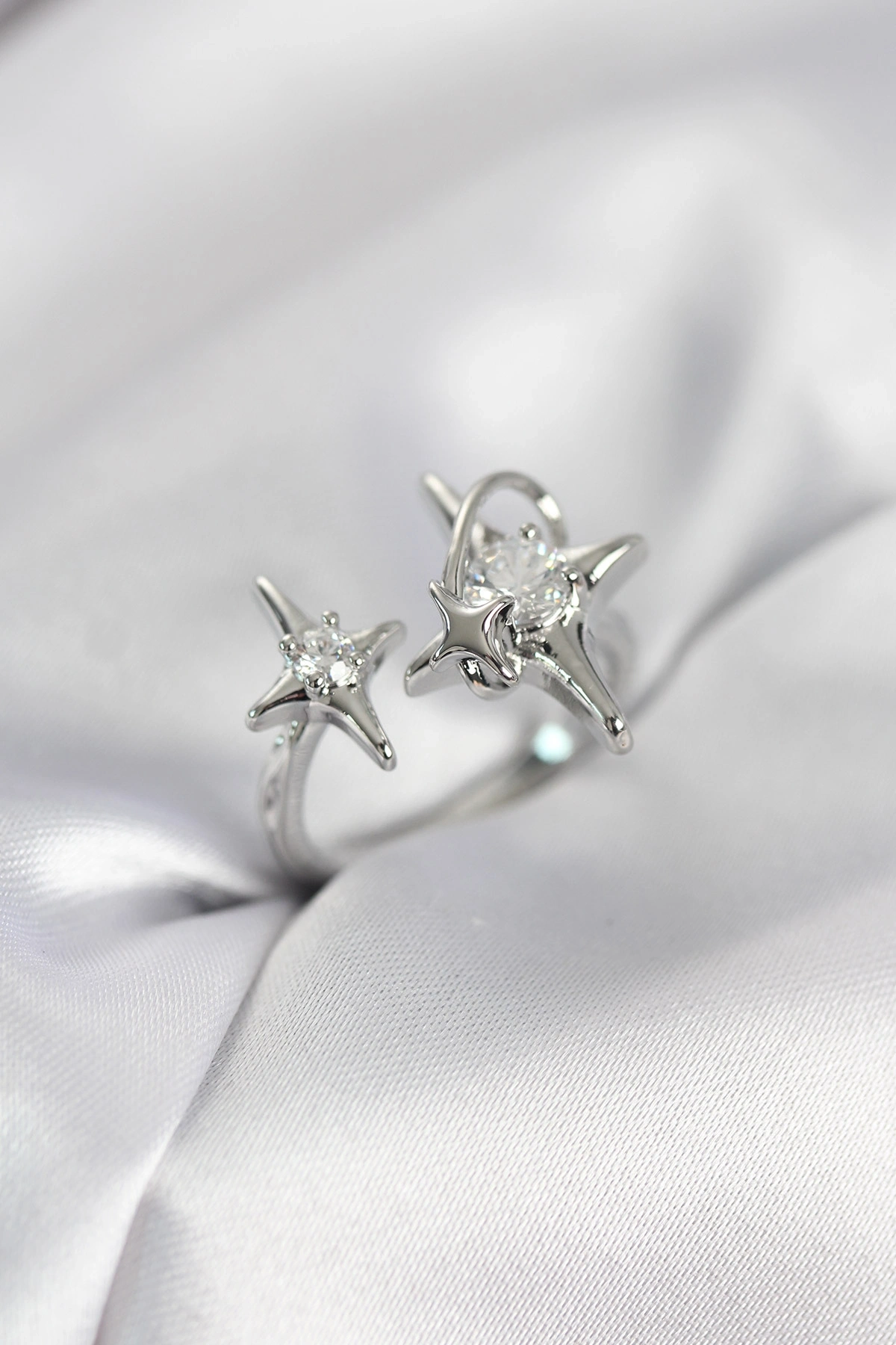 Gümüş Renk Kutup Yıldızı Model Zirkon Taşlı Kadın Yüzük