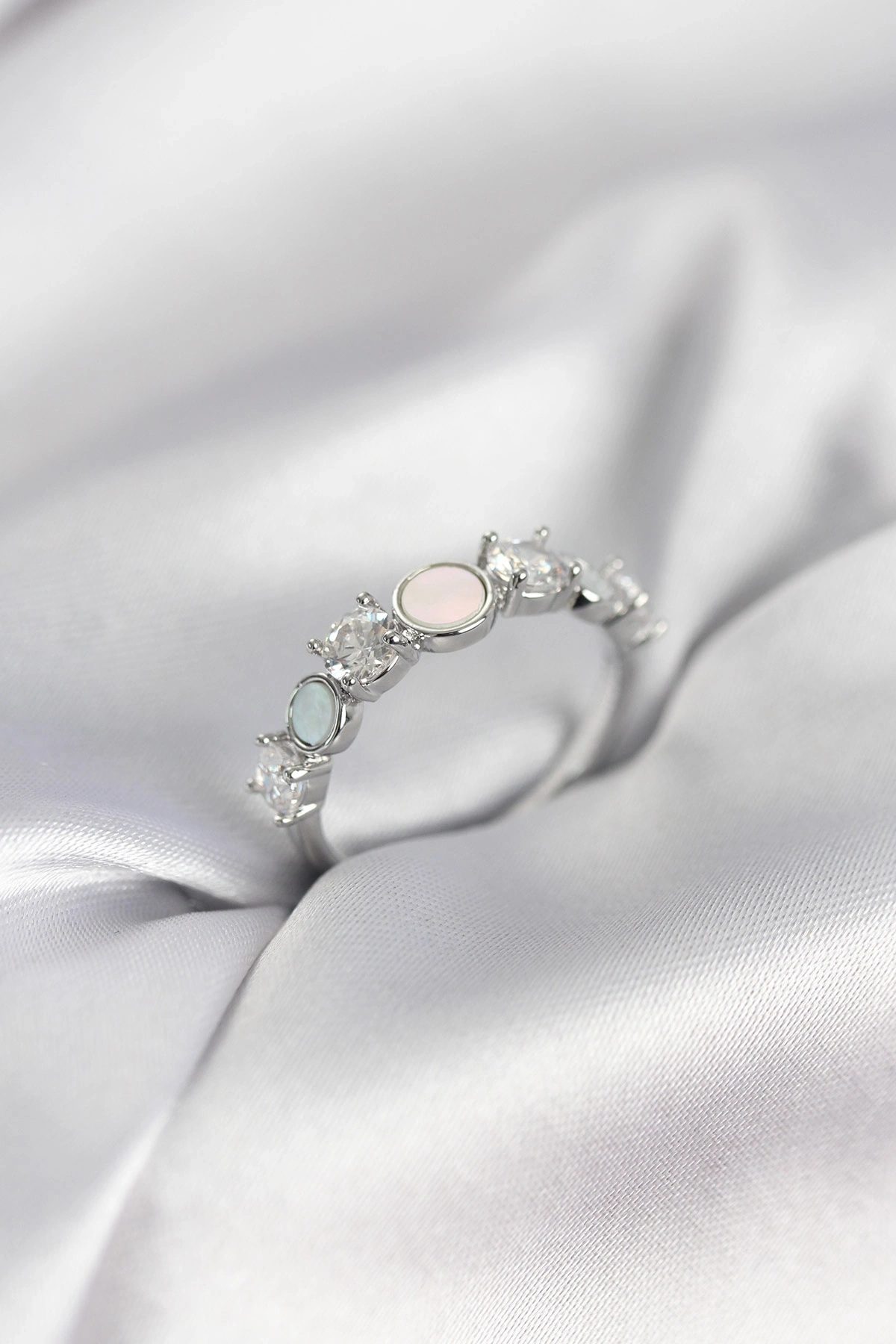 Gümüş Renk Minimal Plaka ve Zirkon Taşlı Kadın Yüzük