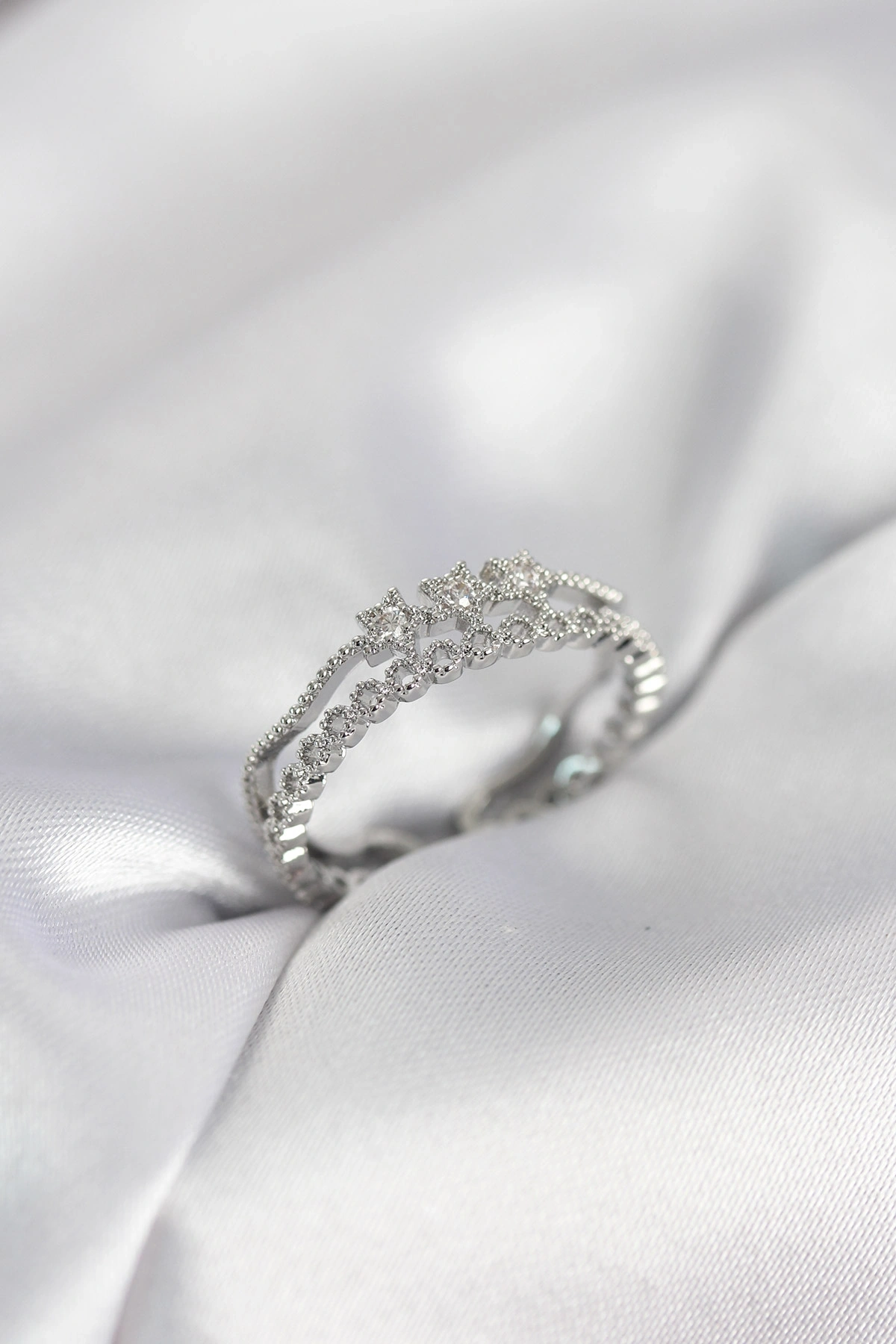 Gümüş Renk Minimal Yıldızlı Model Kadın Yüzük