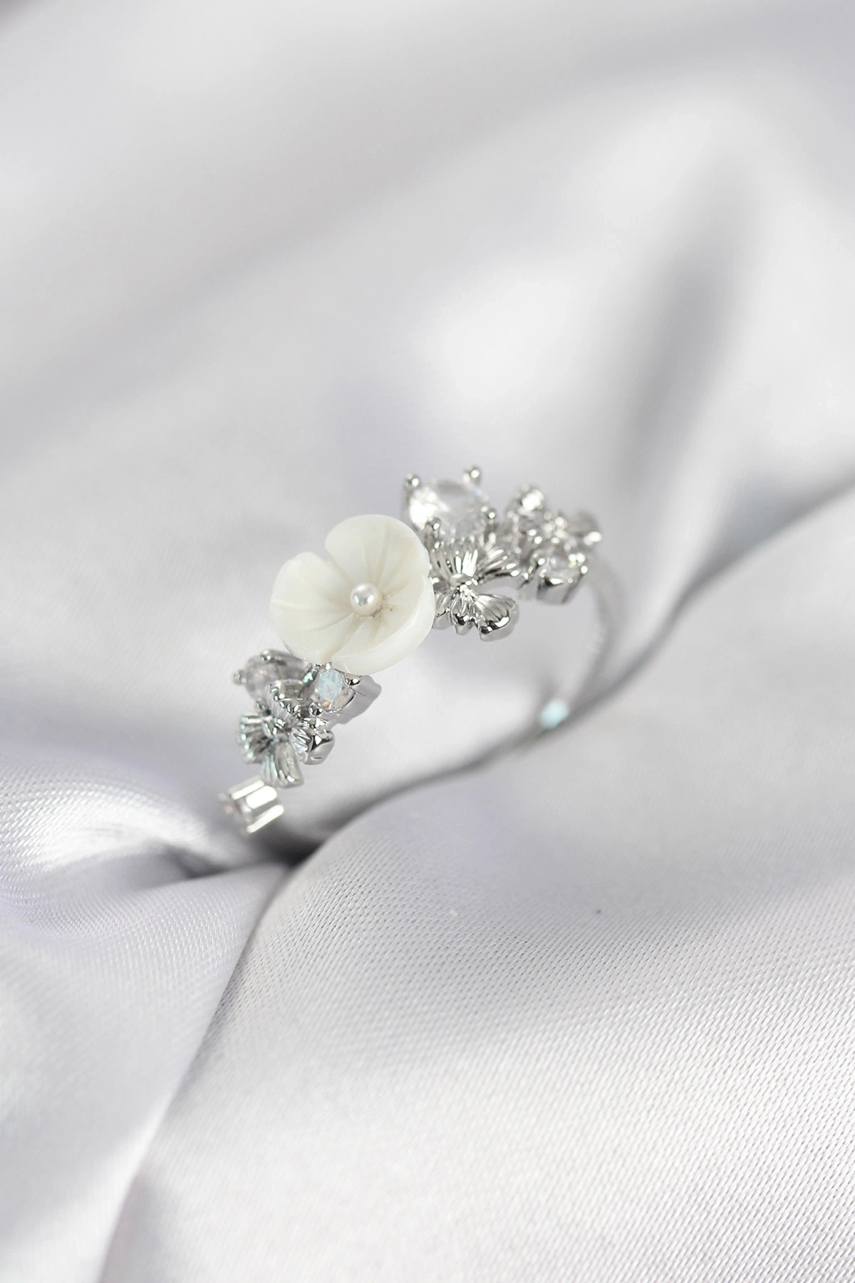 Gümüş Renk Pirinç Çiçek Model Zirkon Taşlı Kadın Yüzük