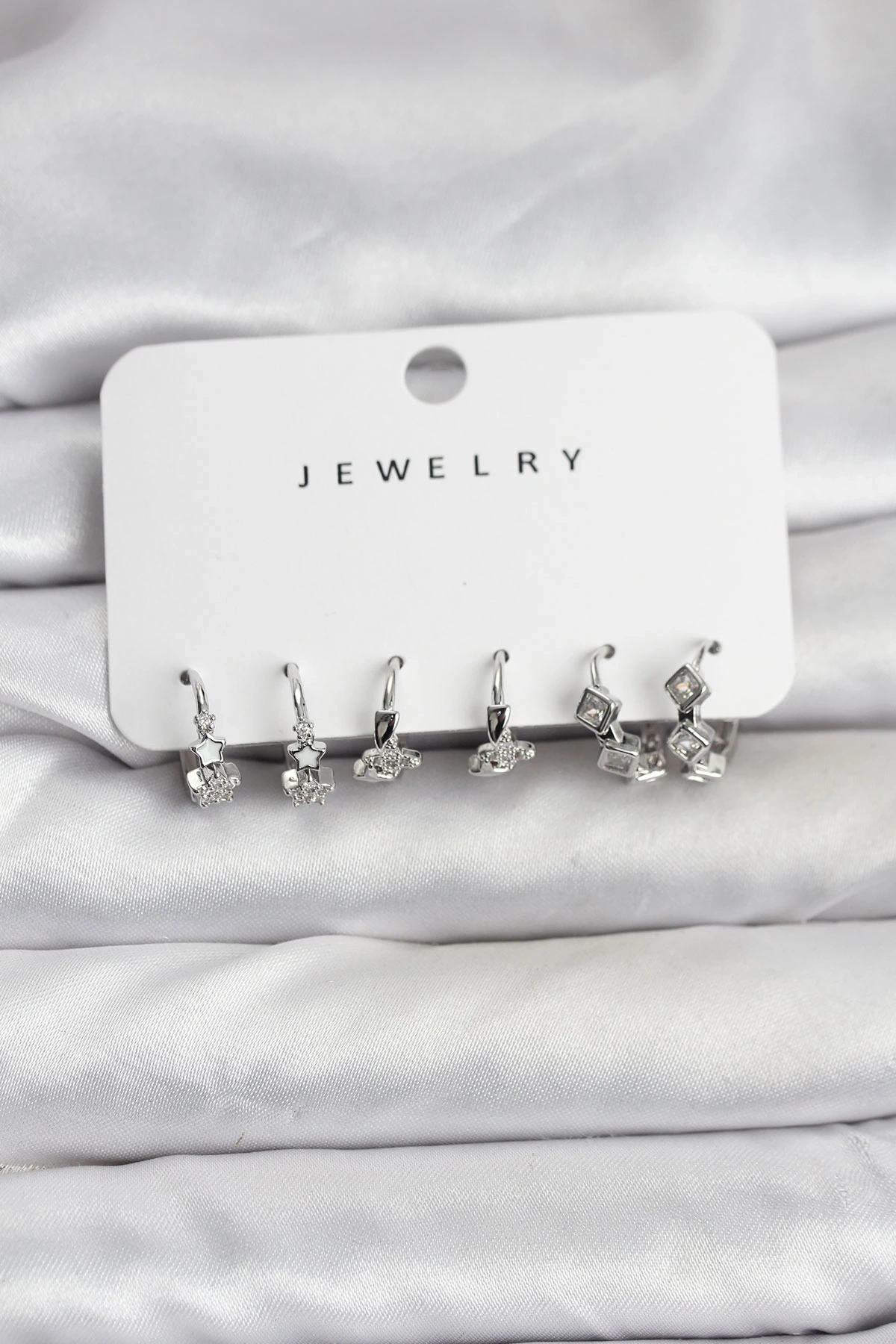 Gümüş Renk Pirinç Yıldız Modelli Kadın Küpe Seti