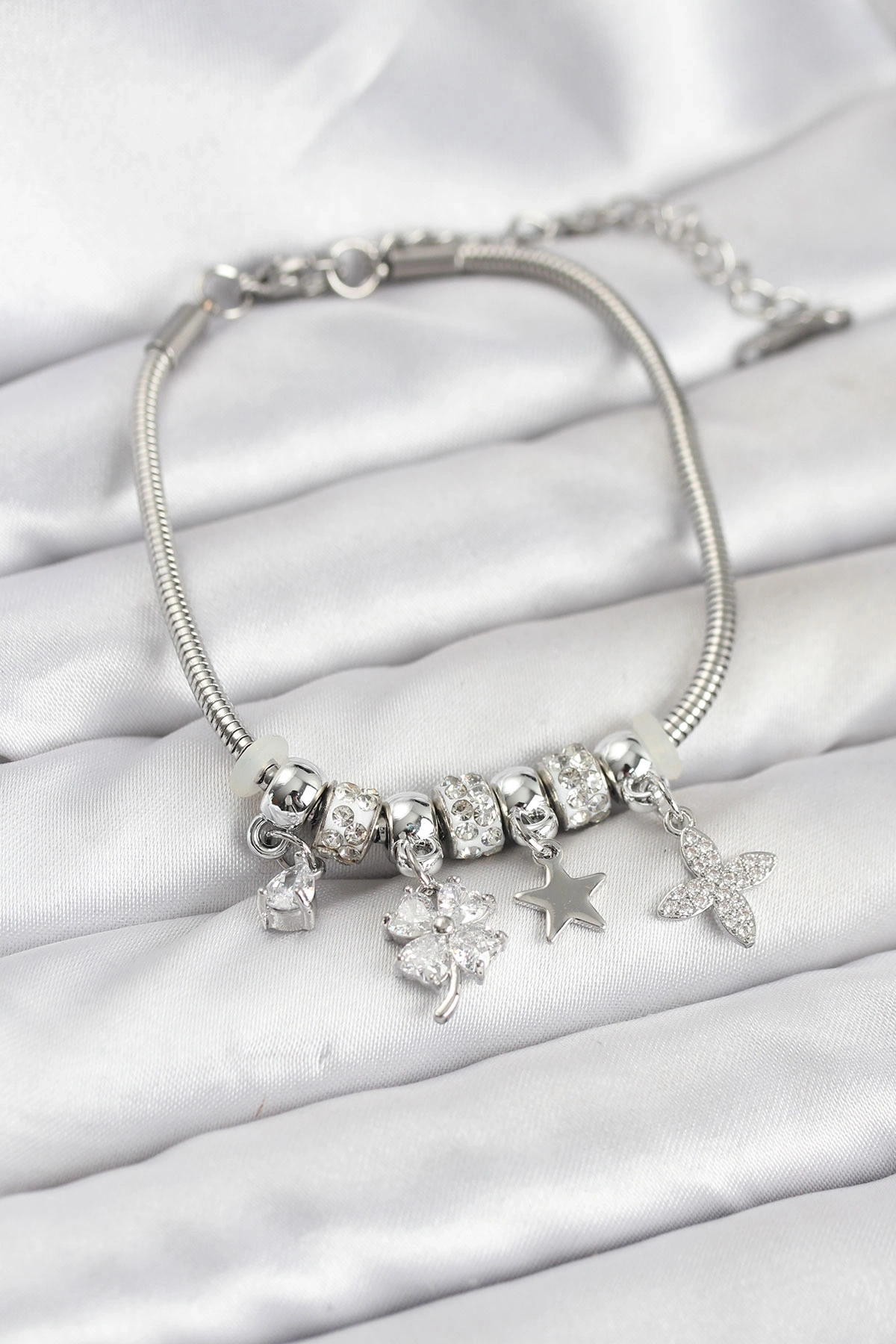 Gümüş Renk Pirinç Yonca Charmlı Kadın Bileklik