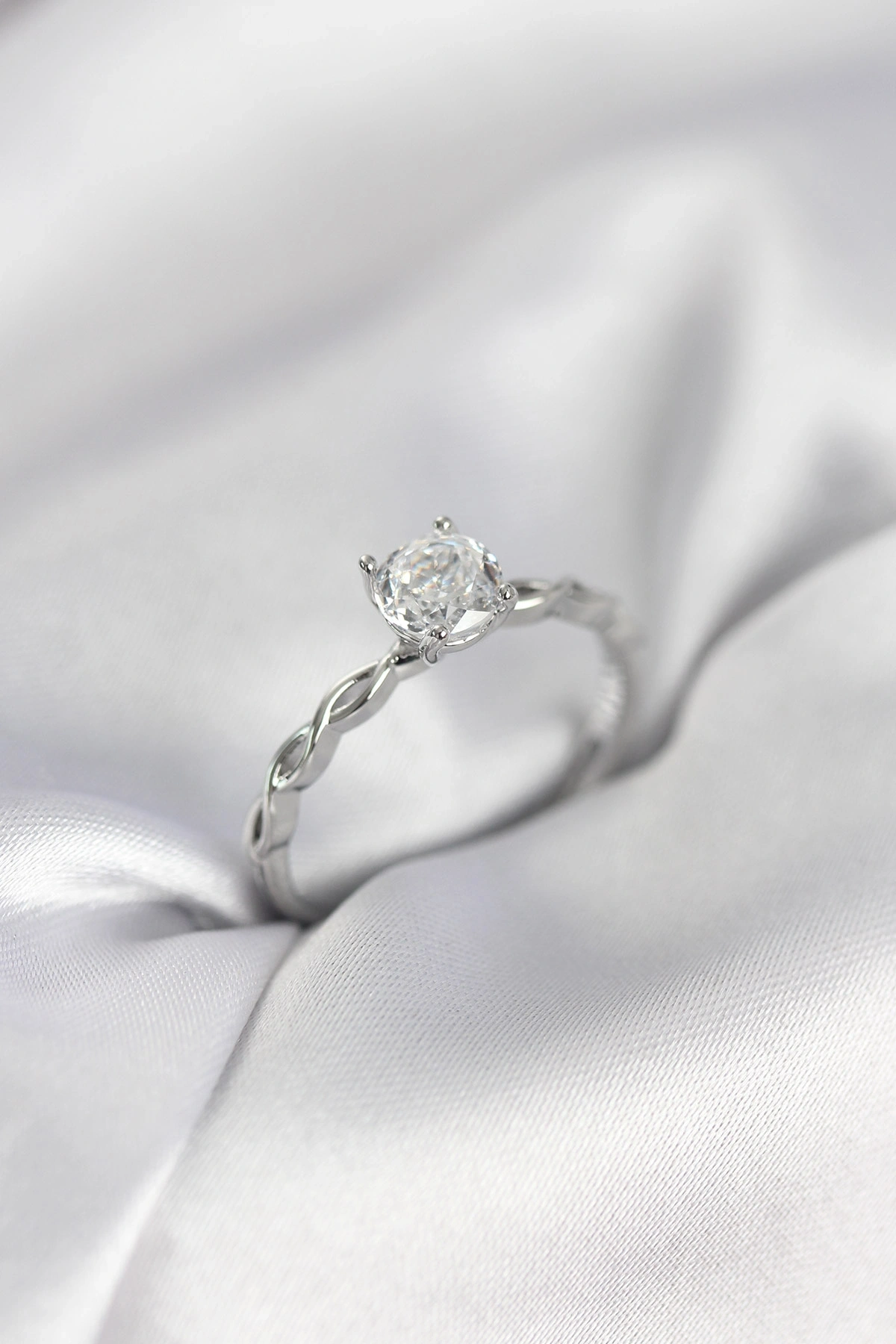 Gümüş Renk Sarmal Zincir Model Tek Taş Model Zirkon Taşlı Kadın Yüzük